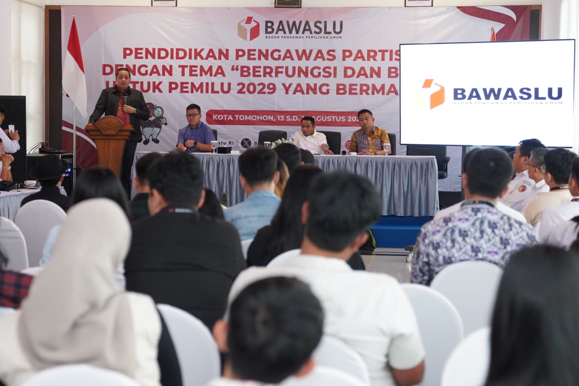 Anggota Bawaslu Herwyn JH Malonda membuka kegiatan Pendidikan Pengawasan Partisipatif (P2P) bertema 'Berfungsi dan Bergerak untuk Pemilu 2029 yang Bermartabat' di Tomohon, Sulawesi Utara, Rabu (13/8/2025)/Foto: Publikasi dan Pemberitaan Bawaslu