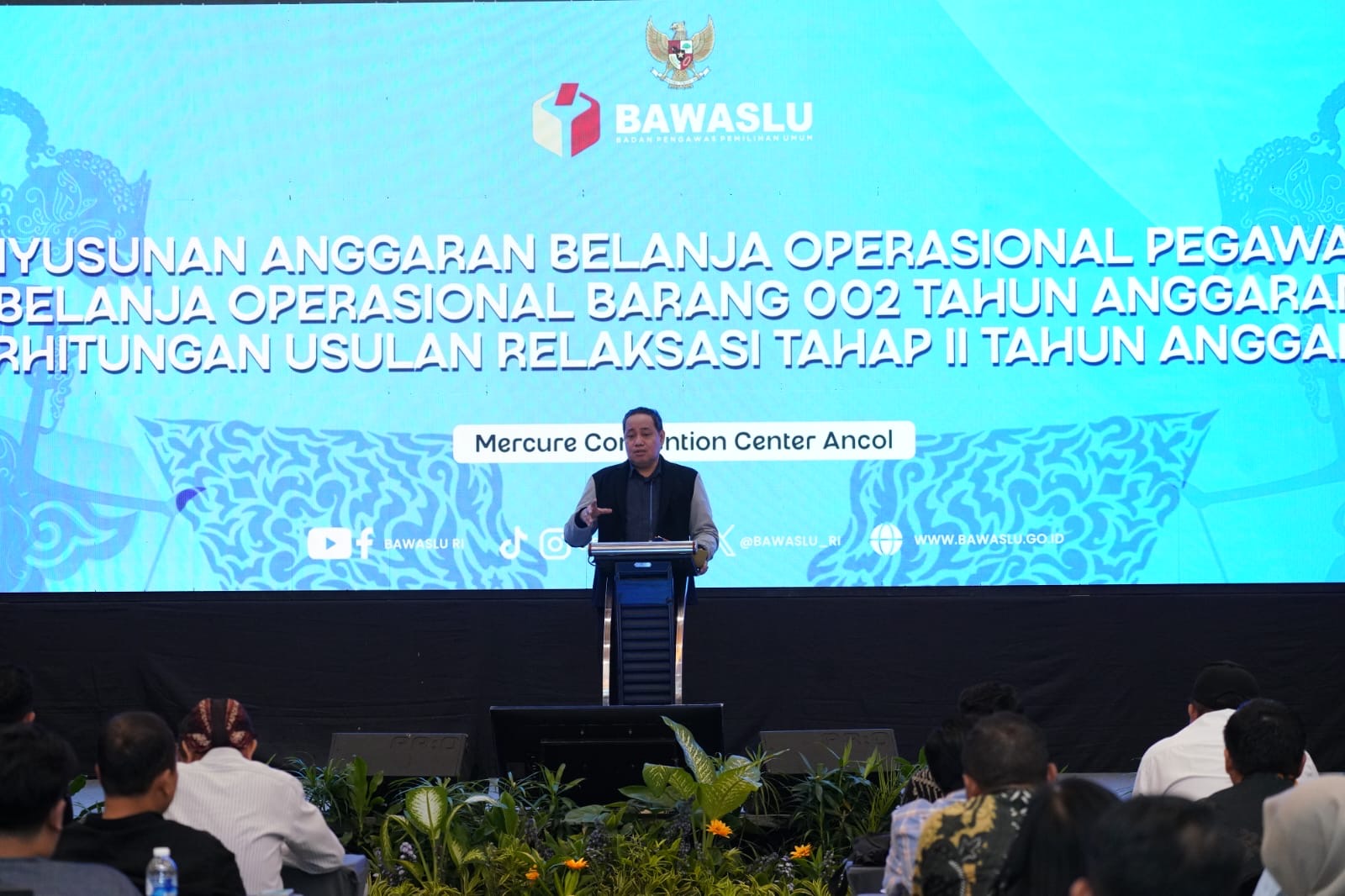 Anggota Bawaslu Herwyn JH Malonda saat menutup kegiatan Penyusunan Belanja Operasional Pegawai 001, Belanja Operasional Barang 002 Tahun anggaran 2026 dan Perhitungan Usulan Relaksasi Tahap II Tahun Anggaran 2025, di Jakarta, Jumat, (15/8/2025).