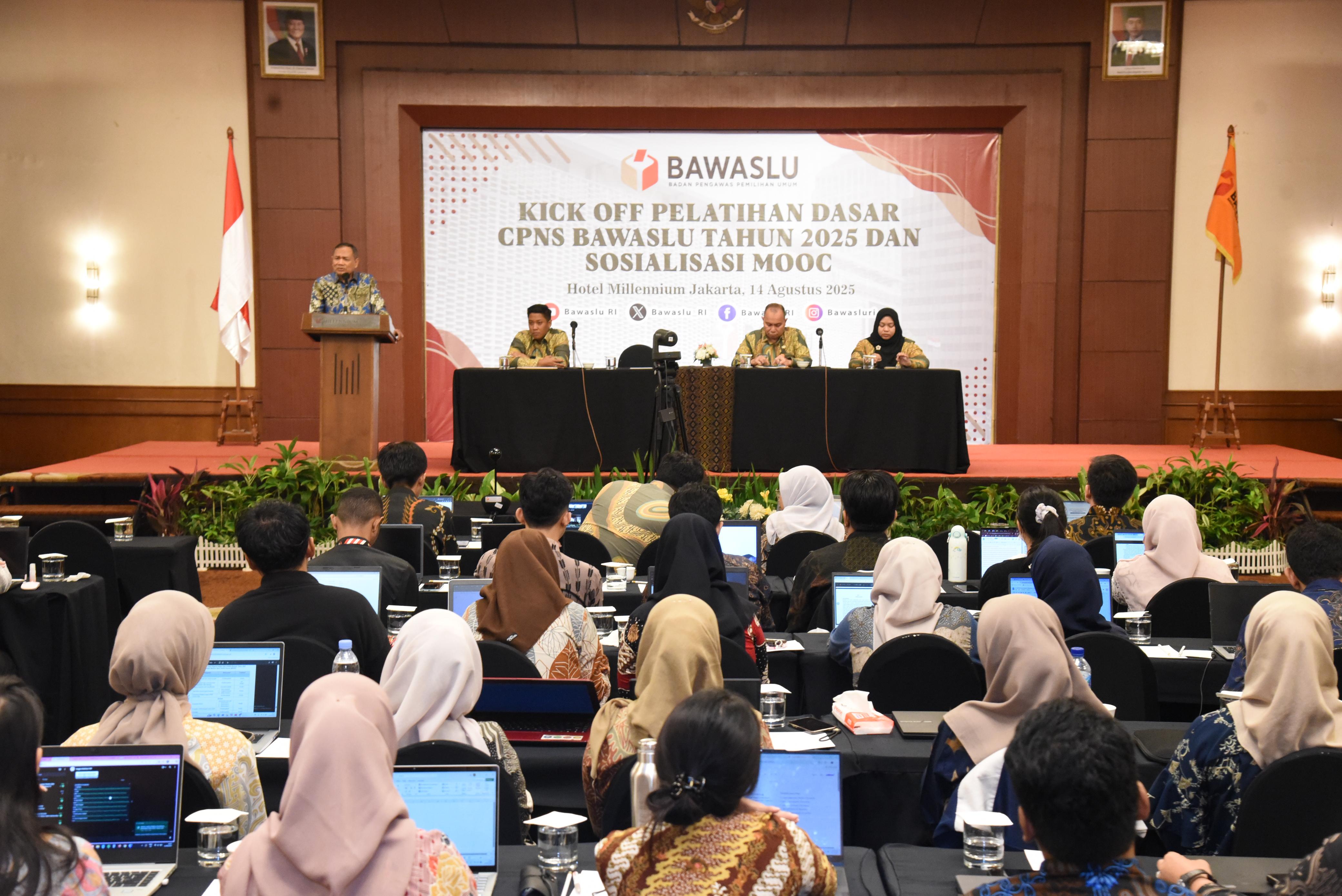 Sekretaris Jenderal (Sekjen) Bawaslu, Ichsan Fuady saat membuka Kick Off Pelatihan Dasar (Latsar) CPNS Bawaslu Tahun 2025 dan Sosialisasi Massive Open Online Course (MOOC) di Jakarta, Kamis (14/8/2025)/Foto: Publikasi dan Pemberitaan Bawaslu