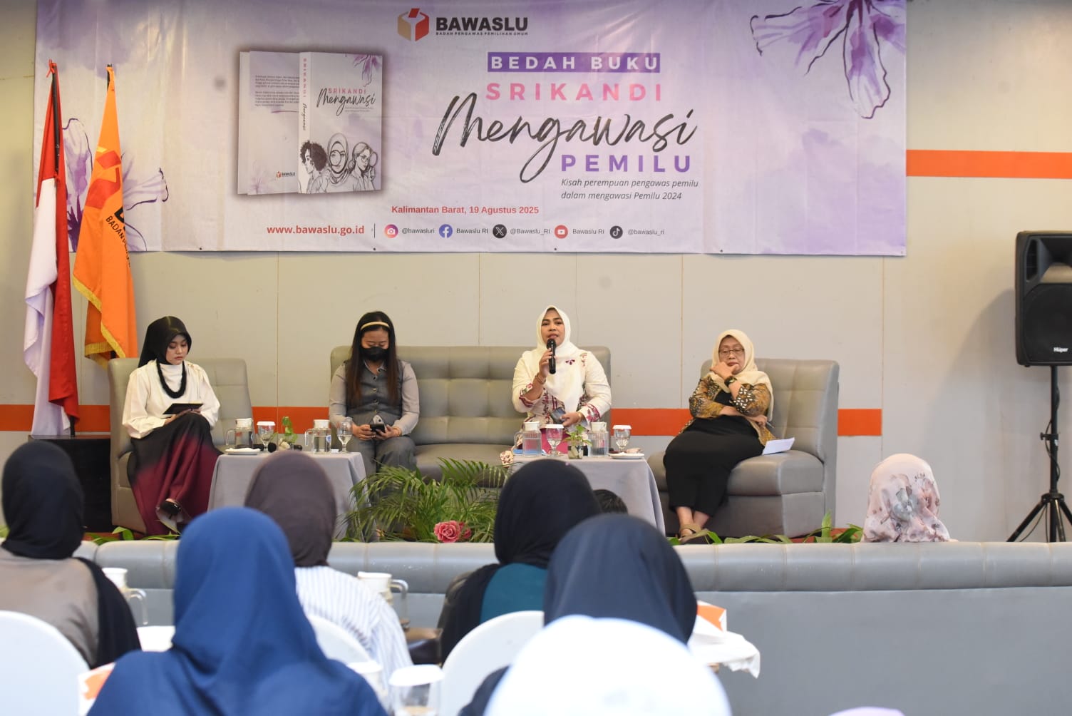Diskusi bedah buku 'Srikandi Mengawasi' di Pontianak, Kalimantan Barat, Selasa, (19/8/2025)/Foto: Publikasi dan Pemberitaan Bawaslu
