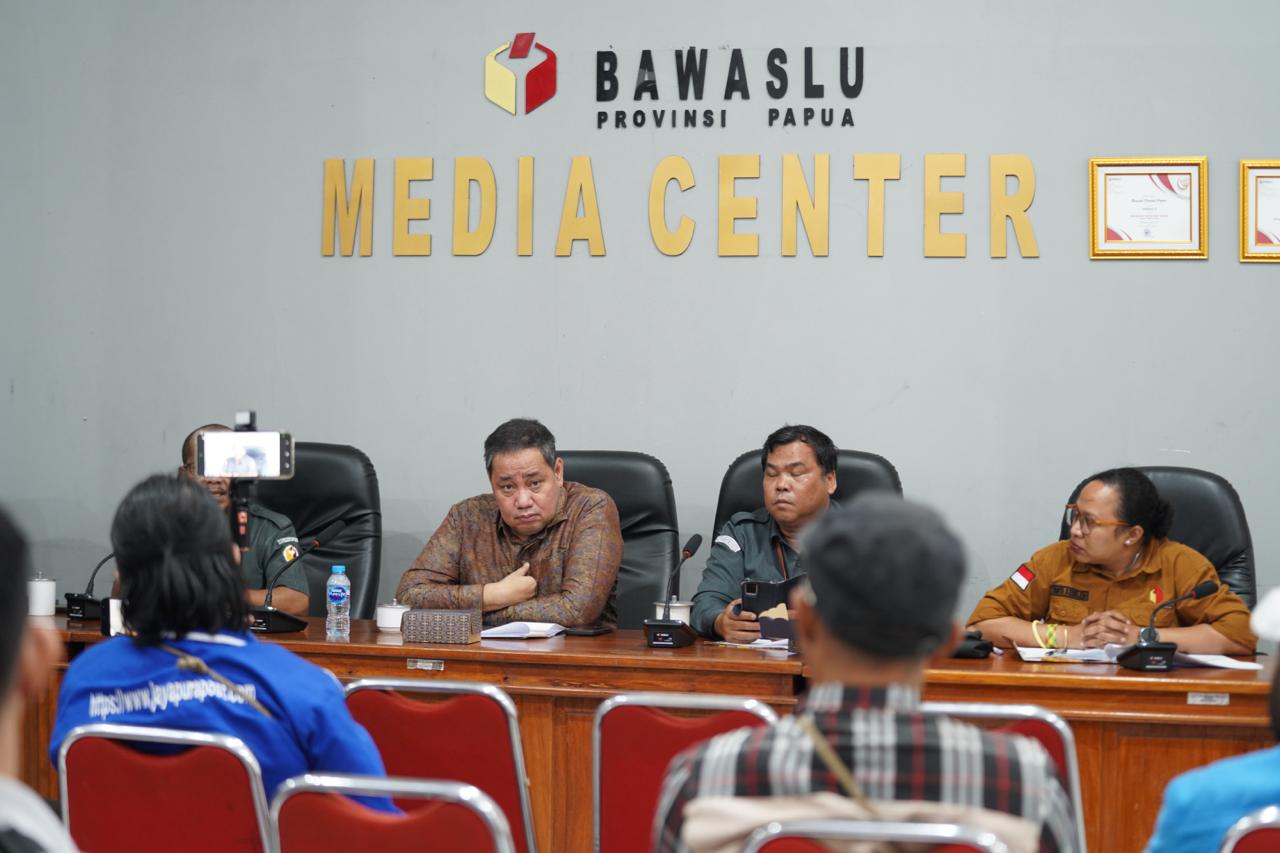 Anggota Bawaslu Herwyn JH Malonda dalam Konferensi Pers di Kantor Bawaslu Provinsi Papua, Senin (4/8/2025)/Foto: Publikasi dan Pemberitaan Bawaslu