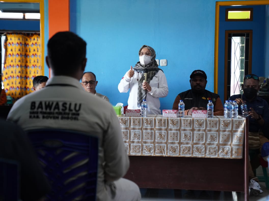 Anggota Bawaslu Lolly Suhenty saat memberikan arahan terkait PSU di kantor Bawaslu Kabupaten Boven Digoel, Papua Selatan, Selasa (5/8/2025)/Foto: Publikasi dan Pemberitaan Bawaslu