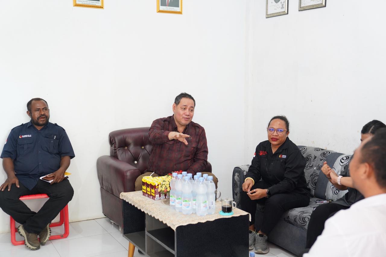 Anggota Bawaslu Herwyn JH Malonda saat supervisi kesiapan PSU pasca putusan MK di Bawaslu Kota Jayapura dan Bawaslu Kabupaten Keerom, Selasa (5/8/2024)/Foto: Publikasi dan Pemberitaan Bawaslu RI
