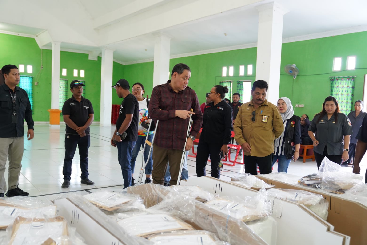 Anggota Bawaslu Herwyn JH Malonda saat memantau kesiapan distribusi logistik di Distrik Arso Barat, Selasa (5/8/2025)/Foto: Publikasi dan Pemberitaan Bawaslu