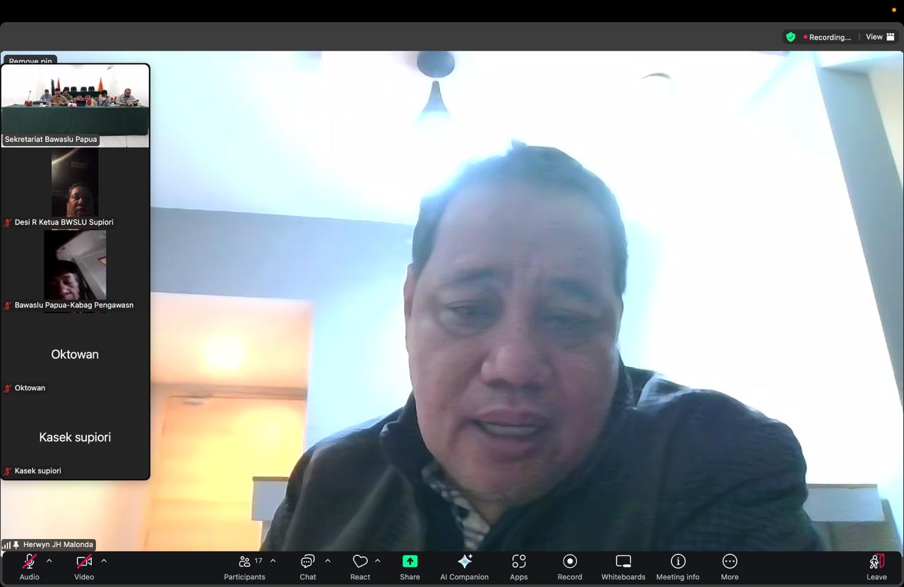 Anggota Bawaslu Herwyn JH Malonda saat mengikuti Rapat Koordinasi Pengawasan Pendistribusian Logistik PSU pasca putusan MK di Papua melalui daring, Selasa malam (5/8/2025)/Foto: Publikasi dan Pemberitaan Bawaslu