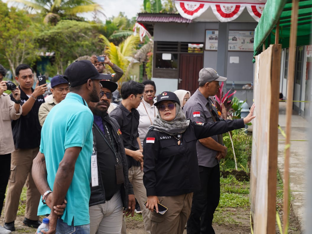 Anggota Bawaslu, Lolly Suhenty bersama jajaran saat mengawasi TPS 07 di Kampung Sokanggo, Distrik Mandobo, Boven Digoel, Papua Selatan, Rabu (6/8/2025)/Foto: Publikasi dan Pemberitaan Bawaslu