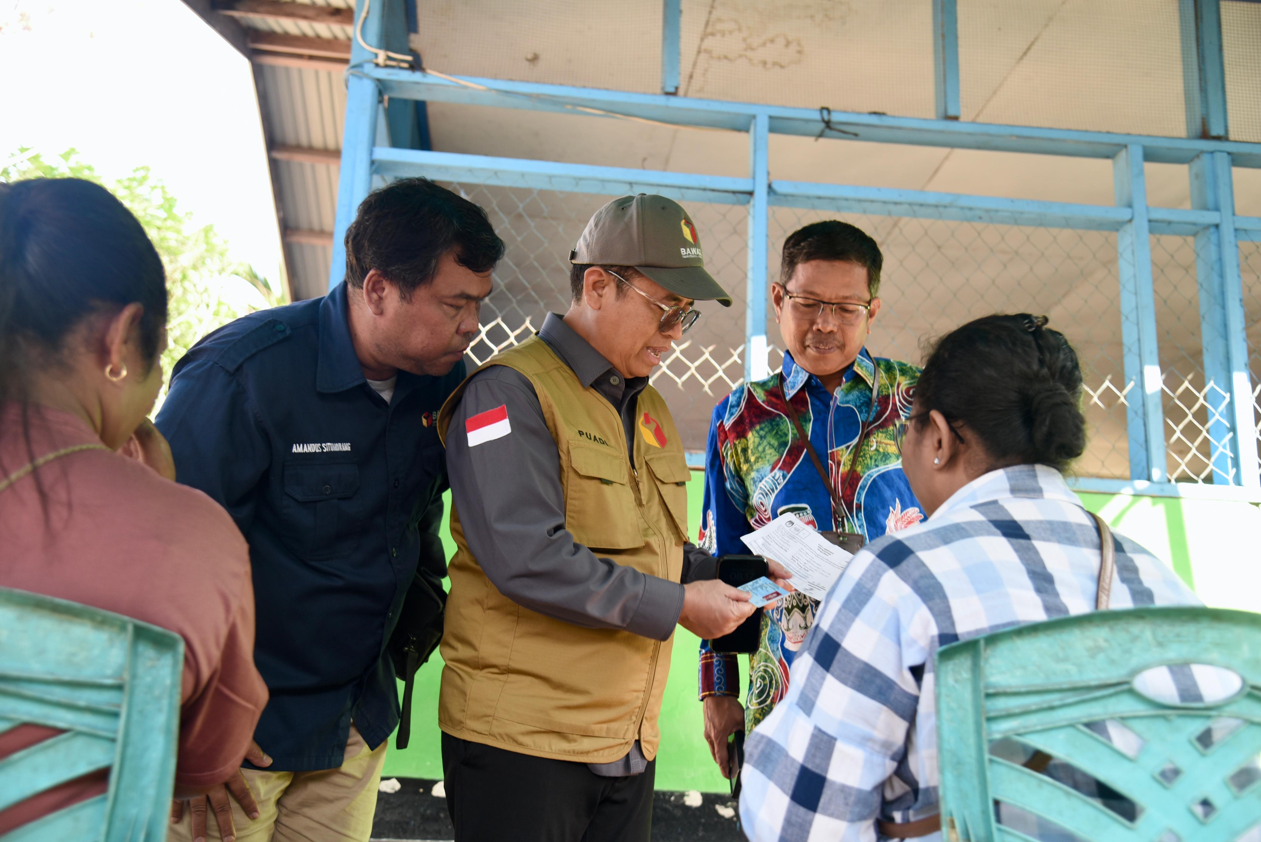 Anggota Bawaslu Puadi saat melakukan pengawasan PSU di sejumlah wilayah salah satunya di TPS 02 Desa Nendali, Distrik Sentani Timur, Papua pada Rabu (6/8/2025)/Foto: Publikasi dan Pemberitaan Bawaslu