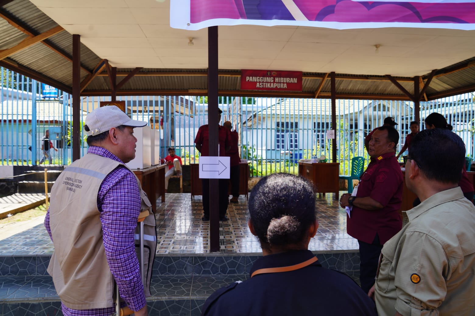 Anggota Bawaslu Herwyn JH Malonda saat mengawasi PSU di TPS Khusus 901 Lapas Narkotika Kampung Adat Bambar, Distrik Waibu, Kabupaten Jayapura, Papua, Rabu (6/8/2025)/Foto: Publikasi dan Pemberitaan Bawaslu