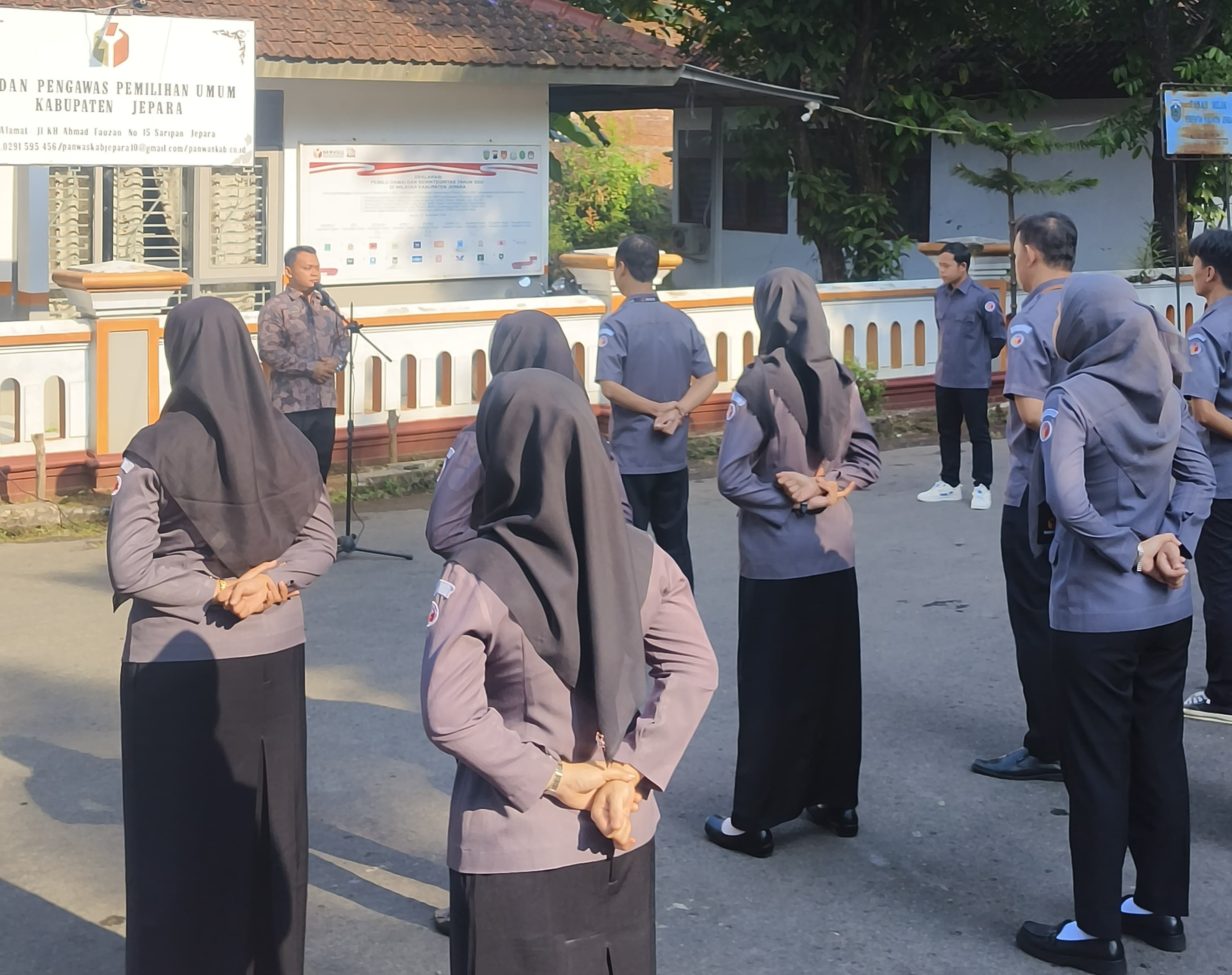 Bawaslu Jepara menggelar apel pagi rutin di awal pekan pada Hari Senin, sebagai Pembina Apel Anggota Bawaslu Jepara Shohibul Habib