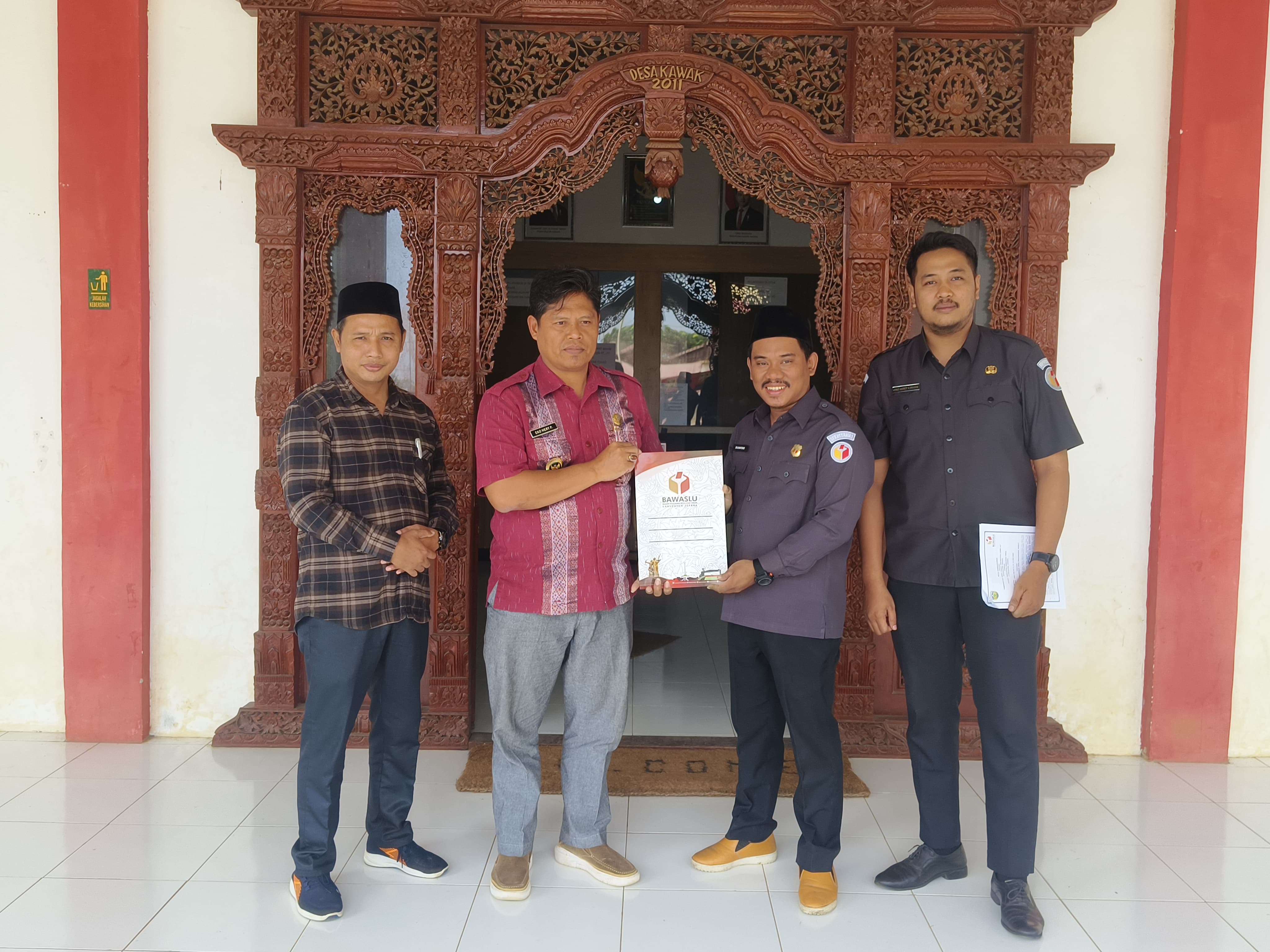 Ketua Bawaslu Jepara Sujiantoko, Kordiv Pencegahan, Parmas, Humas Ali Purnomo, Staf Bawaslu Jepara beserta Kepala Desa Kawak dalam Penandatangan PKS dan MoU Desa Pengawasan