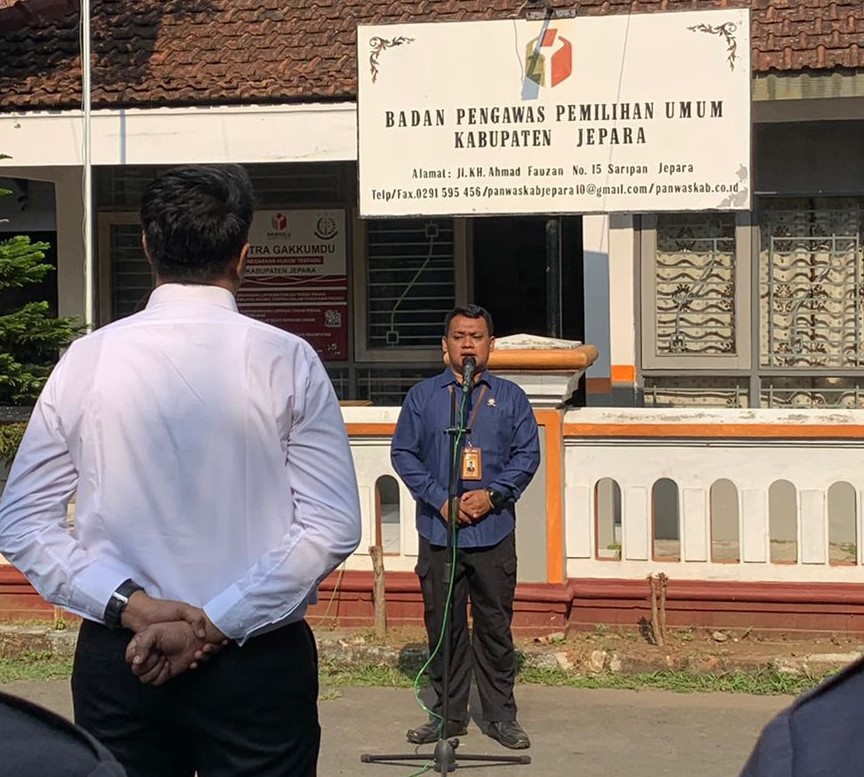 Bawaslu Jepara kembali melaksanakan apel rutin hari Senin sebagai wujud penegakan disiplin diikuti oleh seluruh jajaran sekretariat dan dipimpin langsung oleh Anggota Bawaslu Jepara, Shohibul Habib, sebagai Pembina Apel