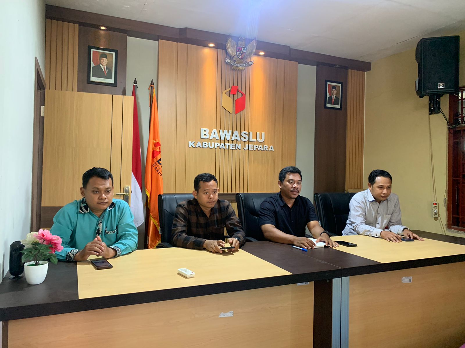 Ketua Bawaslu Jepara Sujiantoko bersama Anggota (Shohibul Habib, Khoirul Abidin, dan Ali Purnomo) dalam Rapat Koordinasi Internal bersama staf skretariat Bawaslu Jepara