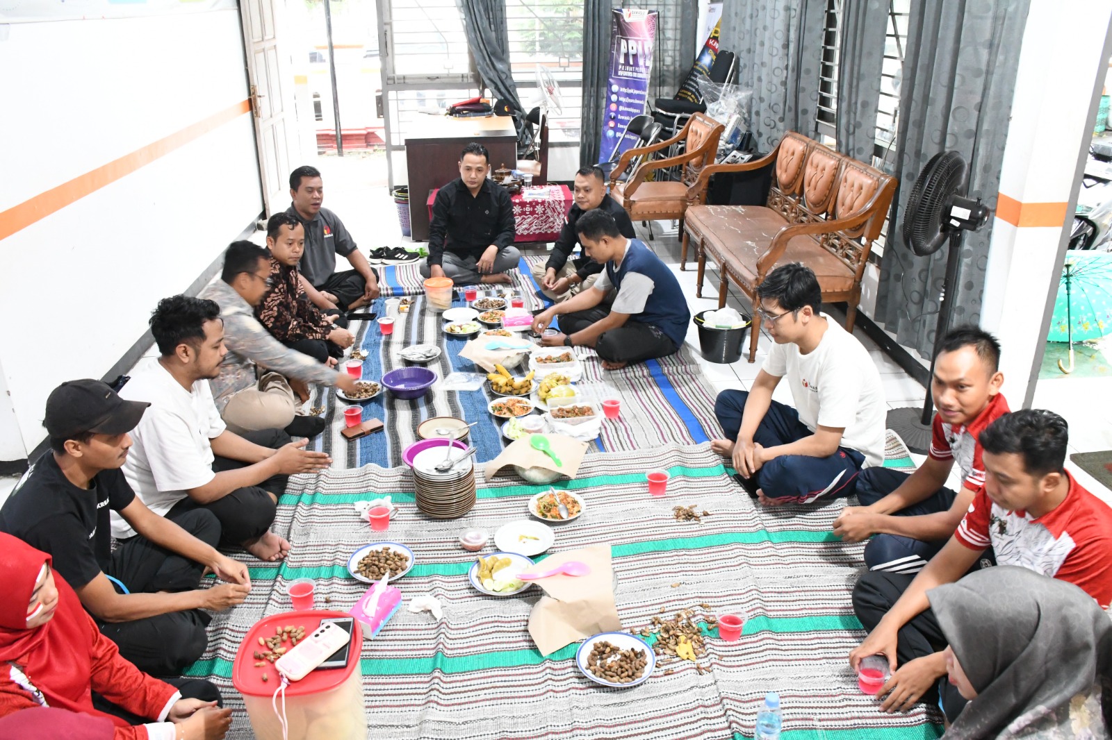 Pimpinan dan sekretariat Bawaslu Jepara dalam acara syukuran peringatan Hari Ulang Tahun Bawaslu Kabupaten/Kota yang ke-7 di Kantor Bawaslu Jepara