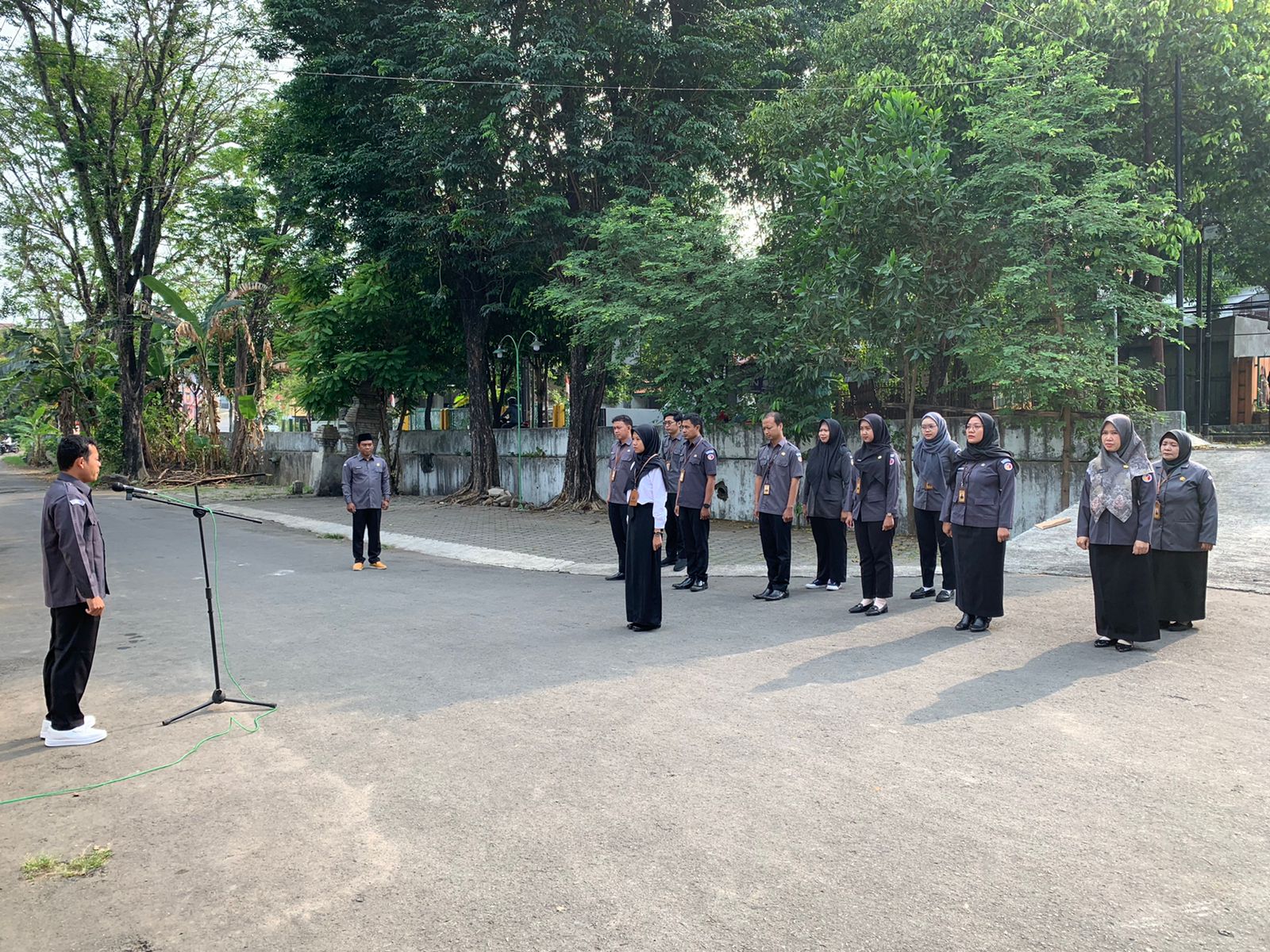 Anggota Bawaslu Jepara, Khoirul Abidin Bertindak sebagai pembina apel pada Senin, 25 Agustus 2025.