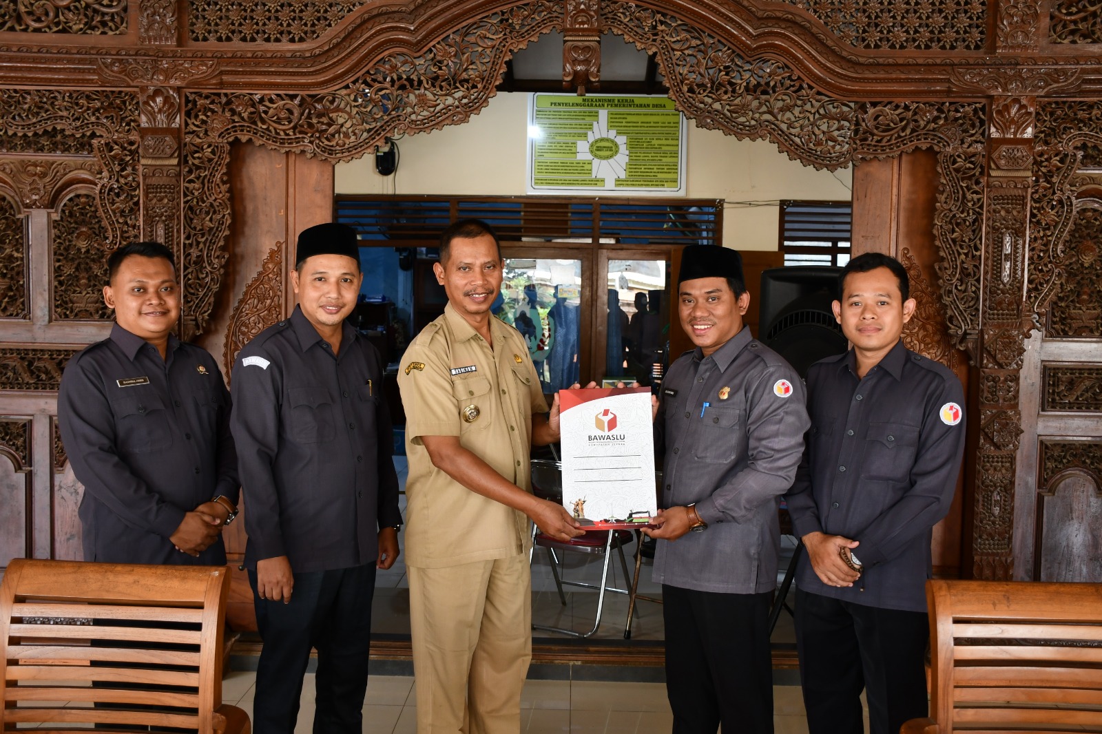 Ketua Bawaslu Jepara Sujiantoko dan Anggota Bawaslu Jepara (Shohibul Habib, Ali Purnomo, dan Khoirul Abidin) beserta Petinggi Desa Sukodono Sagiman melakukan Penandatangan Kerja Sama dan MoU dengan Desa Sukodono sebagai Desa Anti Politik Uang