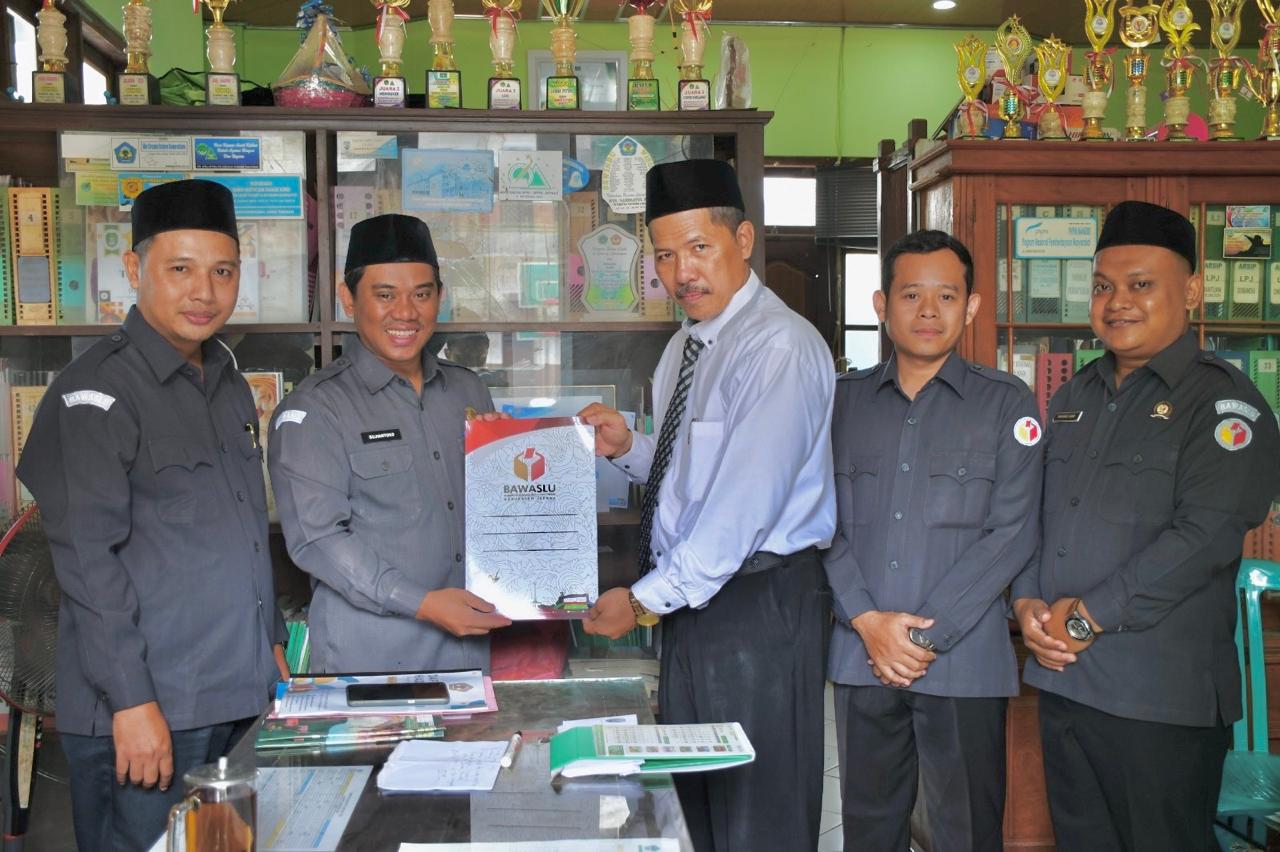 Ketua Bawaslu Jepara Sujiantoko dan Anggota Bawaslu Jepara (Shohibul Habib, Ali Purnomo, dan Khoirul Abidin) beserta Kepala Sekolah MA NU Nahdlatul Fata, H. Nur Khandir melakukan Penandatangan Kerja Sama dan MoU dengan MA NU Nahdlatul Fata