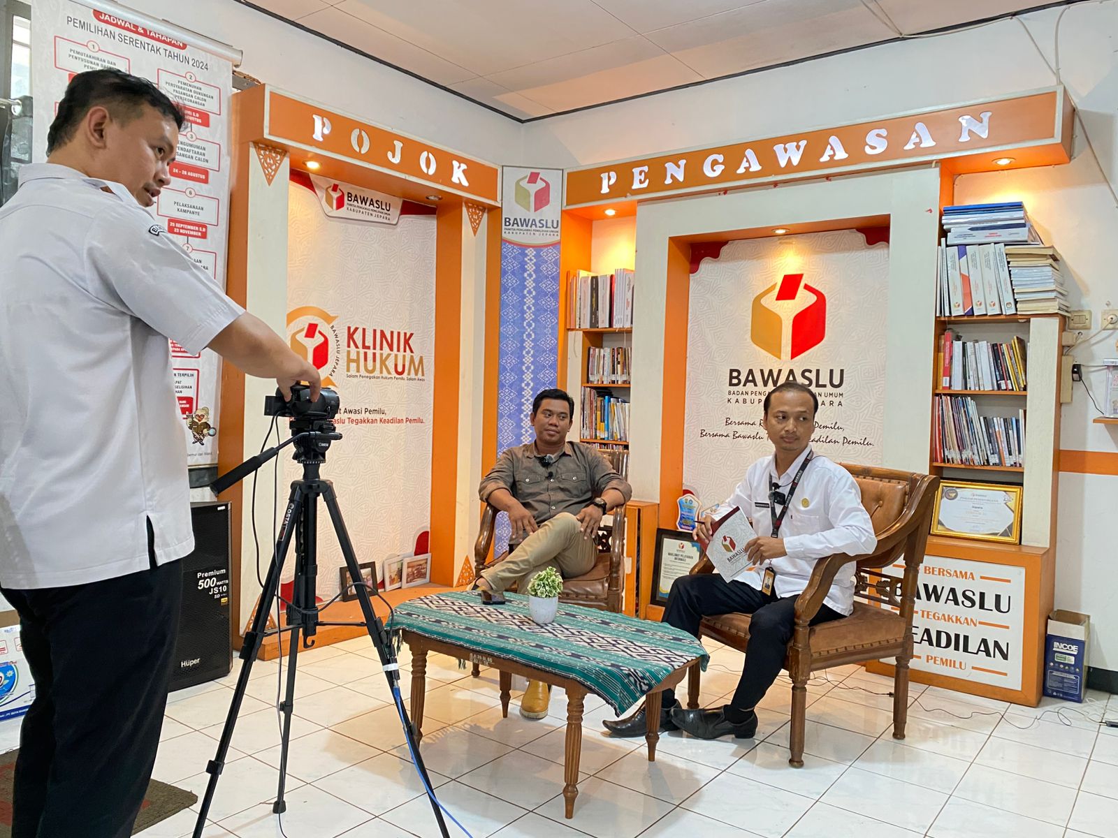 Pembuatan Podcast Bawaslu Menyapa dengan Tema “Hubungan Kelembagaan dan Kemitraan Bawaslu Jepara” bersama Narasumber Ketua Bawaslu Jepara Sujiantoko dan Dimoderatori oleh Misbakhus Sholihin