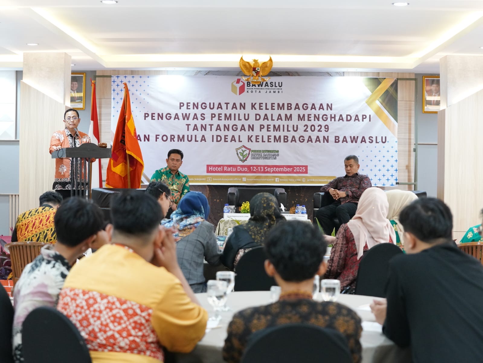 Anggota Bawaslu Puadi saat membuka kegiatan Penguatan Kelembagaan Bawaslu di Jambi, Jumat (12/9/2025).