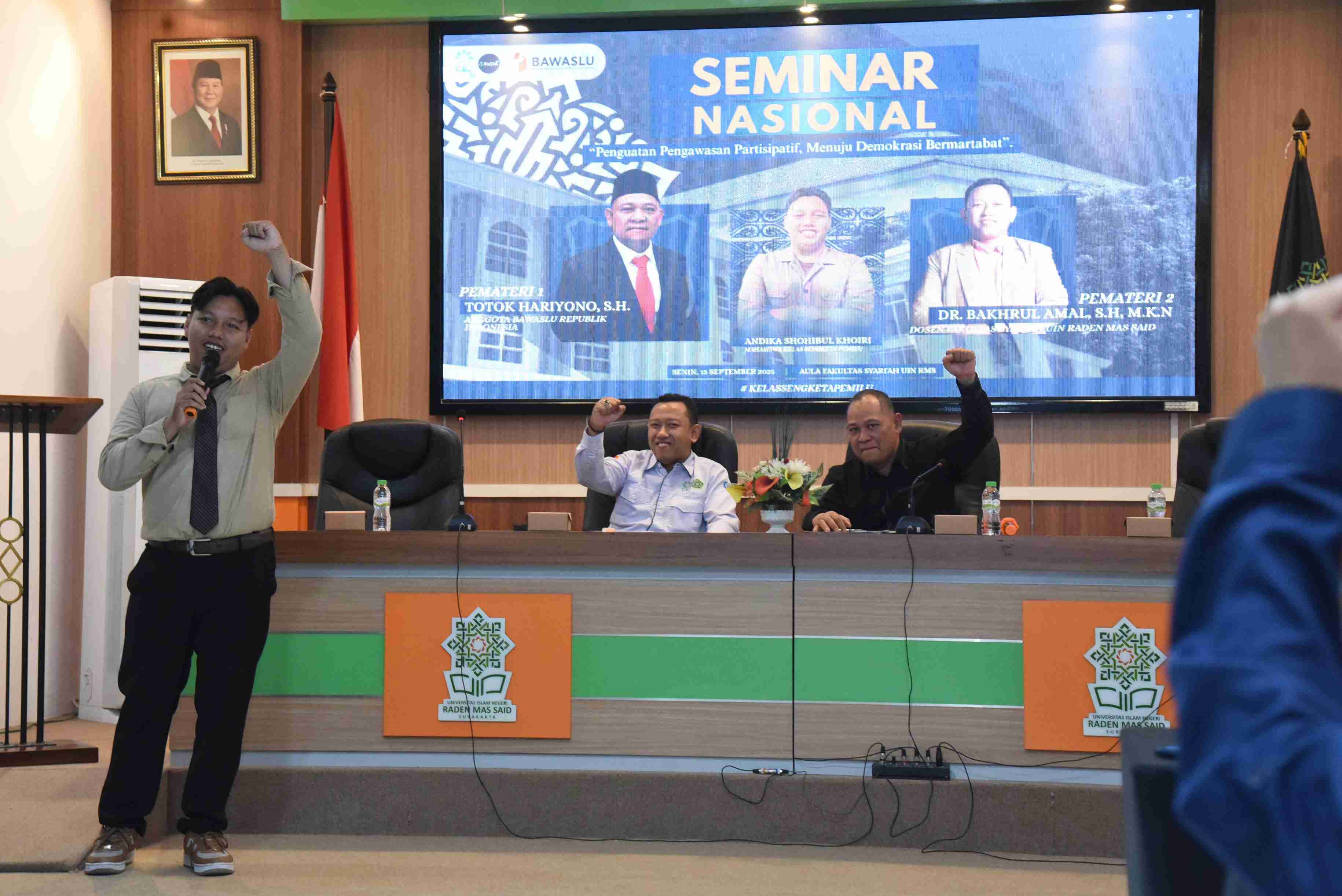 Anggota Bawaslu Totok Hariyono saat menjadi keynote speaker dalam Seminar Nasional bertajuk Penguatan Pengawasan Partisipatif Menuju Demokrasi Bermartabat di Aula Fakultas Syariah UIN Raden Mas Said Surakarta, Senin (15/9/2025).