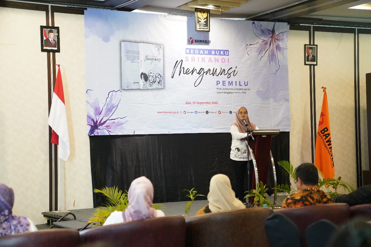 Anggota Bawaslu Lolly Suhenty saat membuka acara Bedah Buku Srikandi Mengawasi di Bali, Selasa (16/9/2025).