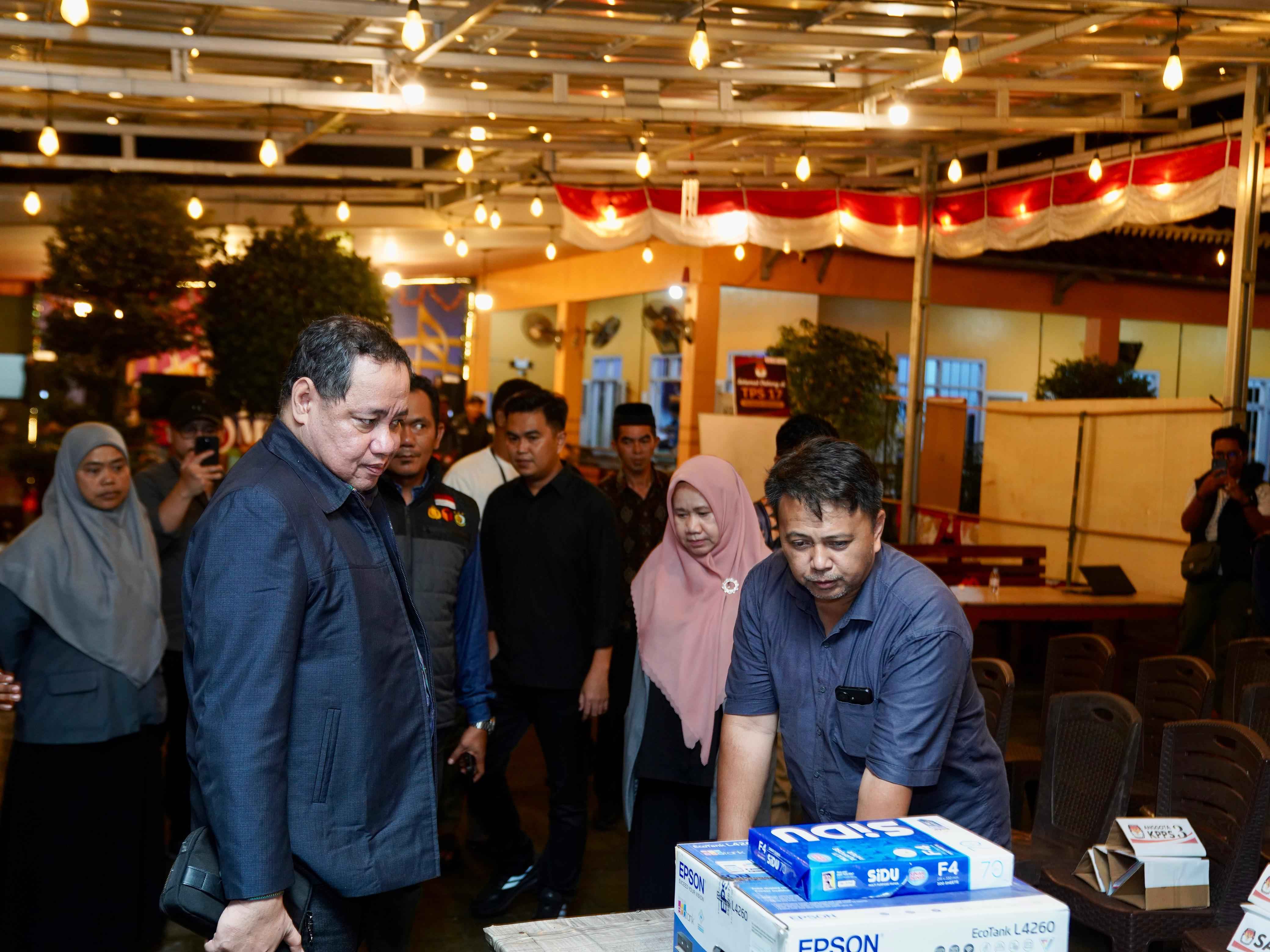 Anggota Bawaslu Herwyn JH Malonda dalam pemantauan kesiapan TPS di Pangkal Pinang pada Selasa (26/8/2025)/Foto: Publikasi dan Pemberitaan Bawaslu