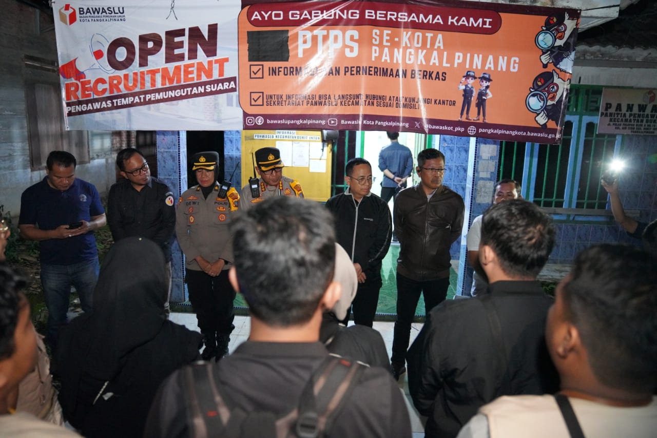 Anggota Bawaslu Puadi bersama jajaran pengawas Bawaslu Kabupaten Bangka melakukan patroli pengawasan di dua TPS di Bangka, Selasa (26/8/2024)/Foto: Publikasi dan Pemberitaan Bawaslu