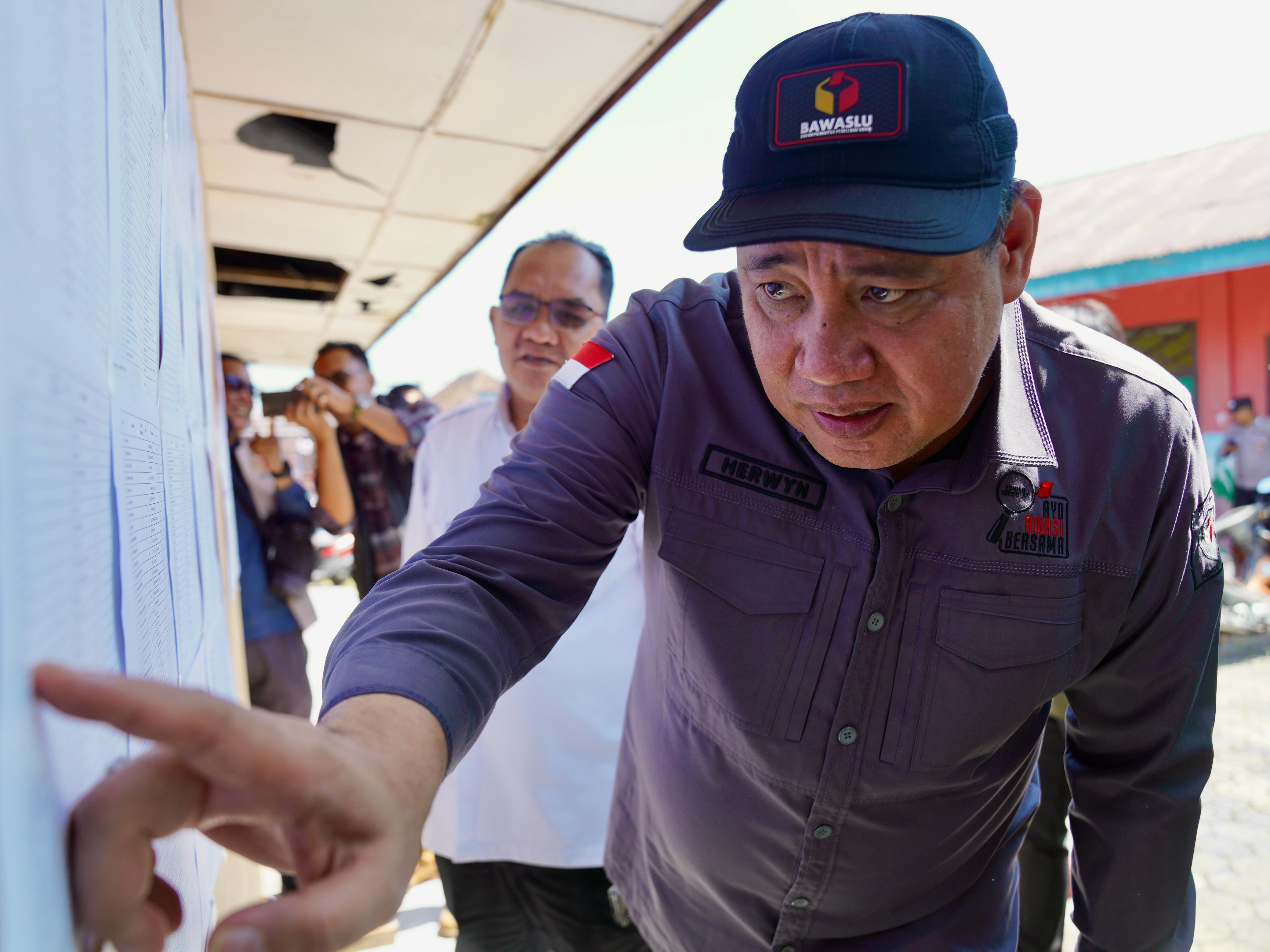 Anggota Bawaslu Herwyn JH Malonda saat mengawasi TPS 03 di Pangkalpinang, Bangka Belitung pada Rabu (27/8/2025)/Foto: Publikasi dan Pemberitaan Bawaslu
