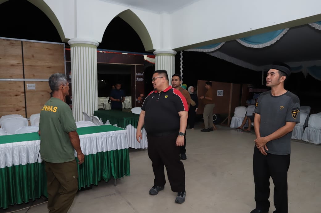 Ketua Bawaslu Rahmat Bagja saat mengunjungi kantor Panwascam Sungailiat, Kabupaten Bangka, sekaligus mengecek kesiapan TPS 6 Kelurahan Parit Padang, Kecamatan Sungailiat, Kabupaten Bangka pada Selasa (26/8/2025) malam