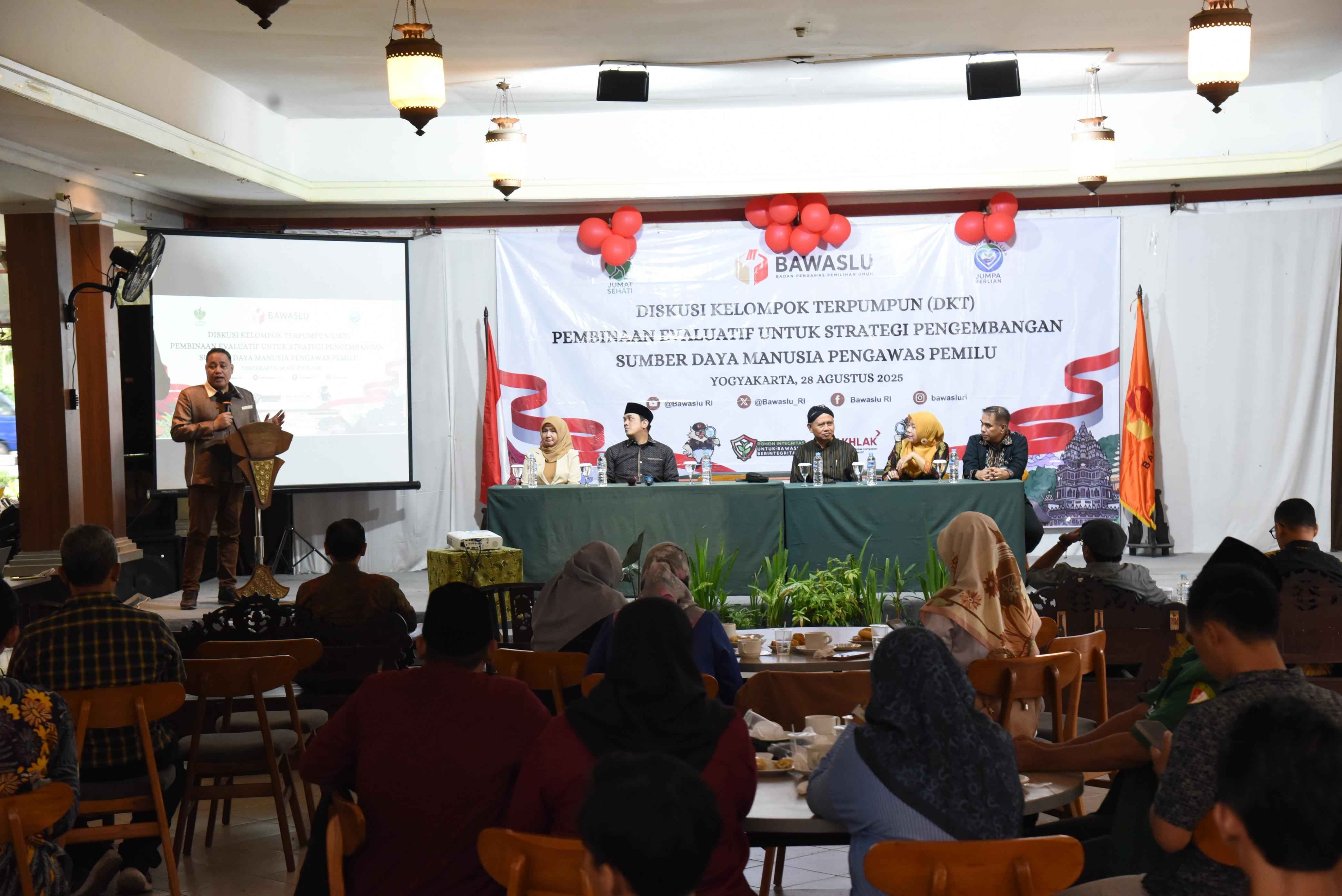 Anggota Bawaslu Herwyn JH Malonda saat membuka kegiatan Diskusi Kelompok Terpumpun (DKT) Pembinaan Evaluatif untuk Strategi Pengembangan SDM Pengawas Pemilu, di Yogyakarta, Kamis (28/8/2024).