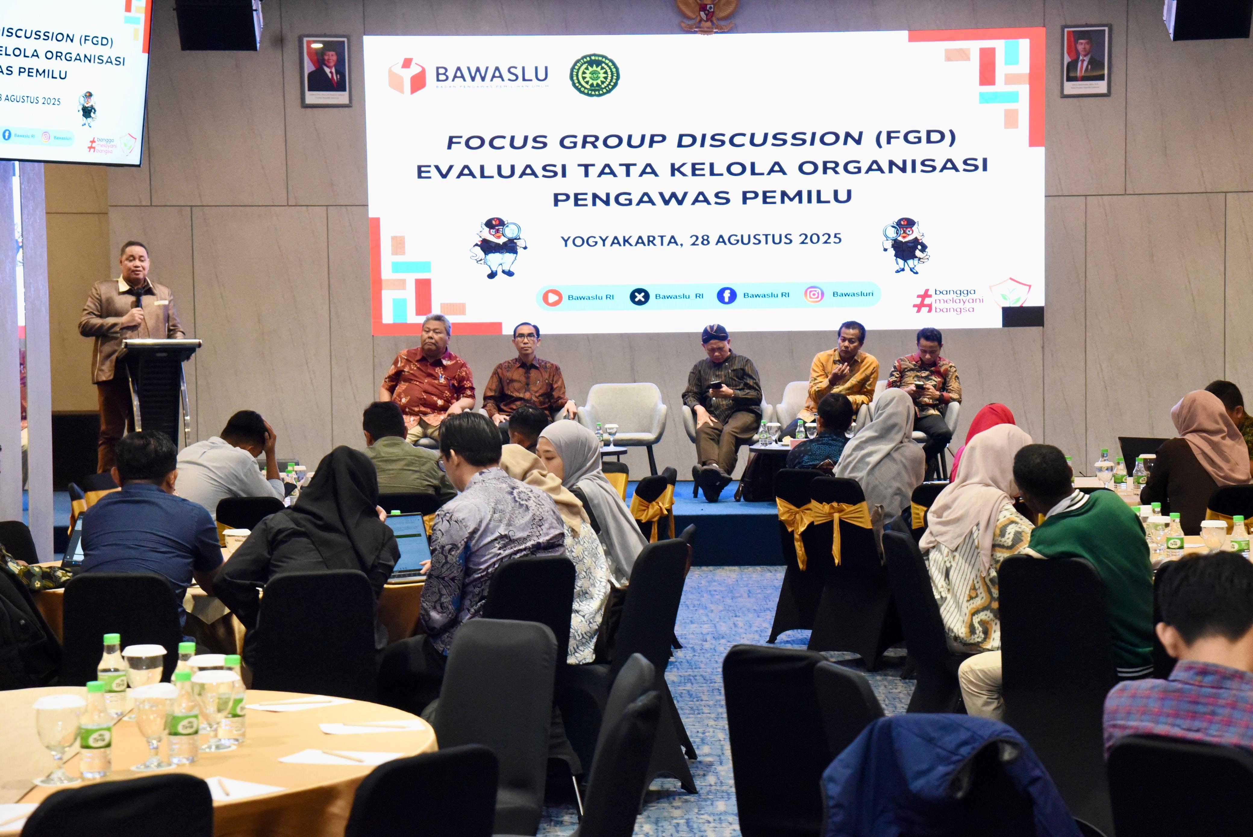Anggota Bawaslu Herwyn JH Malonda saat membuka Focus Group Discussion (FGD) Evaluasi Tata Kelola Organisasi Pengawas Pemilu di Yogyakarta, Kamis (28/8/2025).
