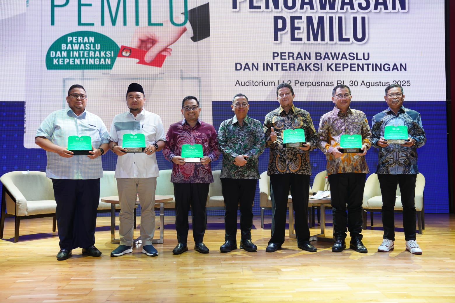 Sejumlah toko nasional dalam bedah buku 'Dinamika Pengawasan Pemilu: Peran Bawaslu dan Interaksi kepentingan' di Jakarta, Sabtu (30/8/2025)/Foto: Publikasi dan Pemberitaan Bawaslu