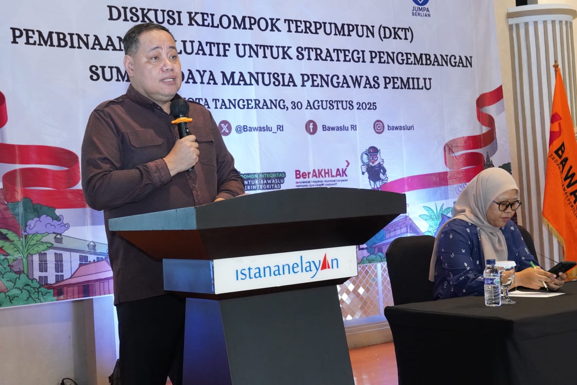 Anggota Bawaslu Herwyn JH Malonda saat membuka Diskusi Kelompok Terpumpun Pembinaan Evaluatif Untuk Strategi Pengembangan Sumber Daya Manusia Pengawas Pemilu, di Kota Tangerang, Banten, Sabtu, (30/8/2024).