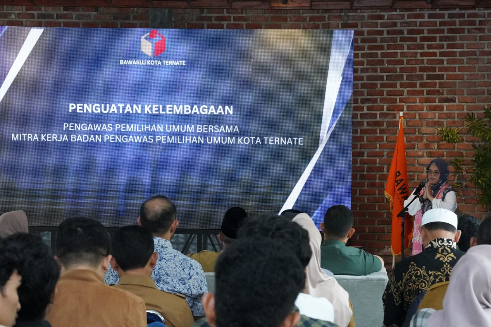 Anggota Bawaslu Lolly Suhenty saat membuka kegiatan Penguatan Kelembagaan Pengawas Pemilihan Umum Bersama Mitra Kerja Bawaslu di Kota Ternate, Provinsi Maluku Utara, Senin, (25/8/2025)/Foto: Publikasi dan Pemberitaan Bawaslu