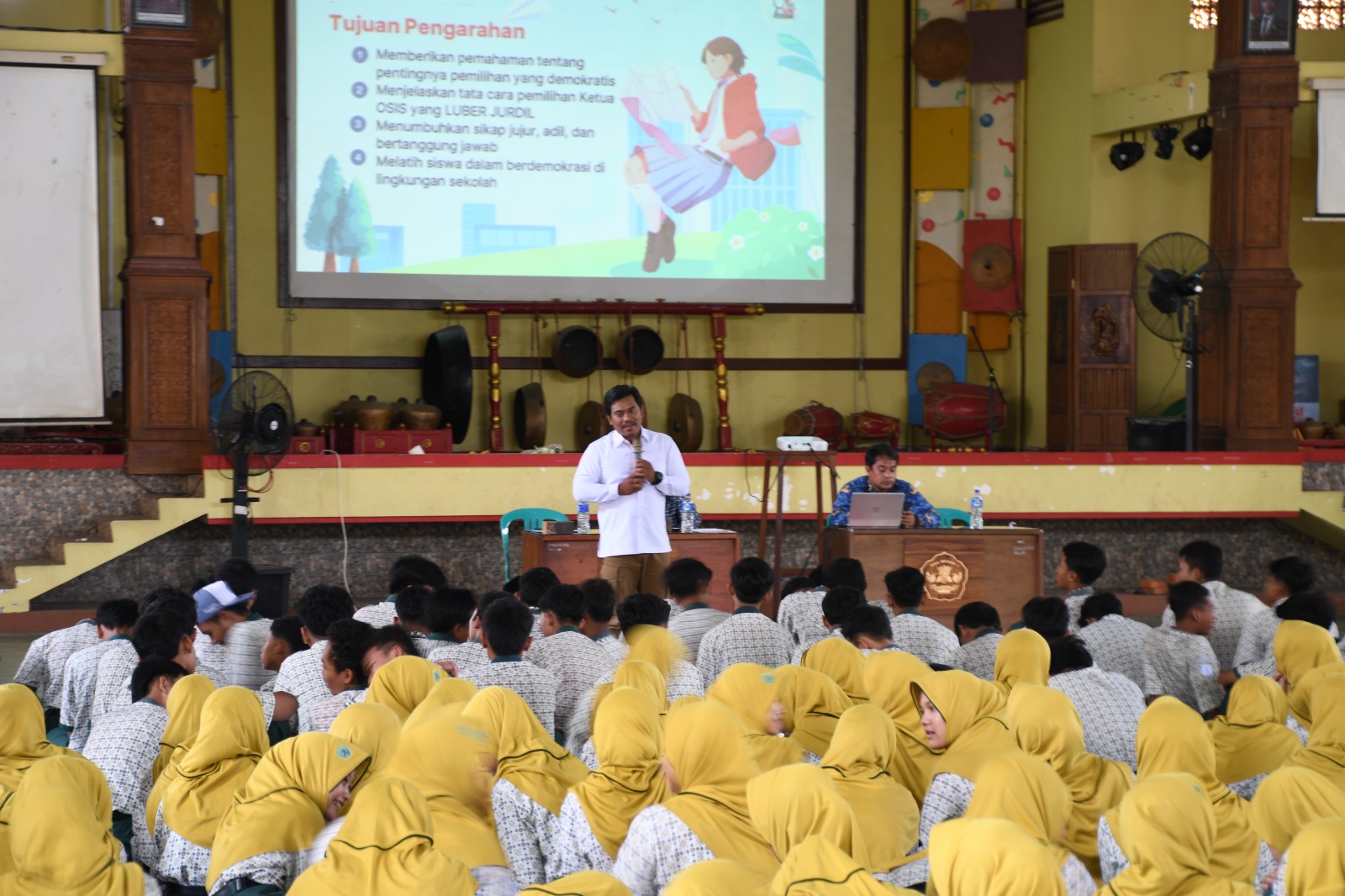 Ketua Bawaslu Jepara, Sujiantoko, memberikan sosialisasi sekaligus pengarahan dalam acara Pemilihan Ketua OSIS (PILKATOS) di SMA Negeri 1 Mayong