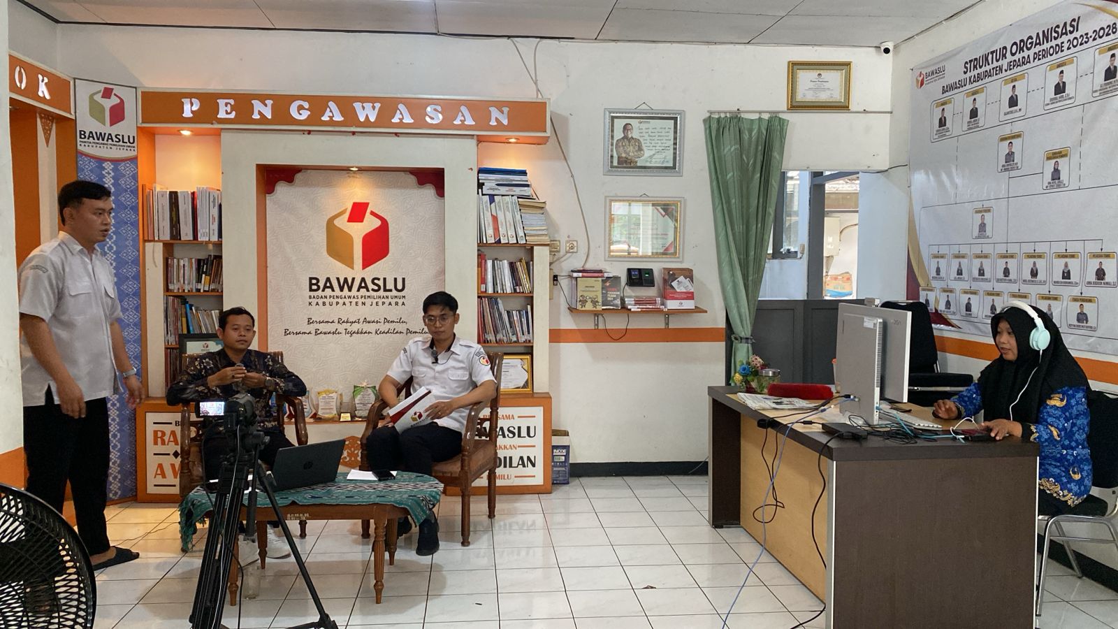 Khoirul Abidin Kordiv SDM, Penididkan dan Pelatihan bersama Aji Susanto Staf PNS Bawaslu Jepara sebagai moderator dalam pembuatan Podcast Bawaslu Menyapa