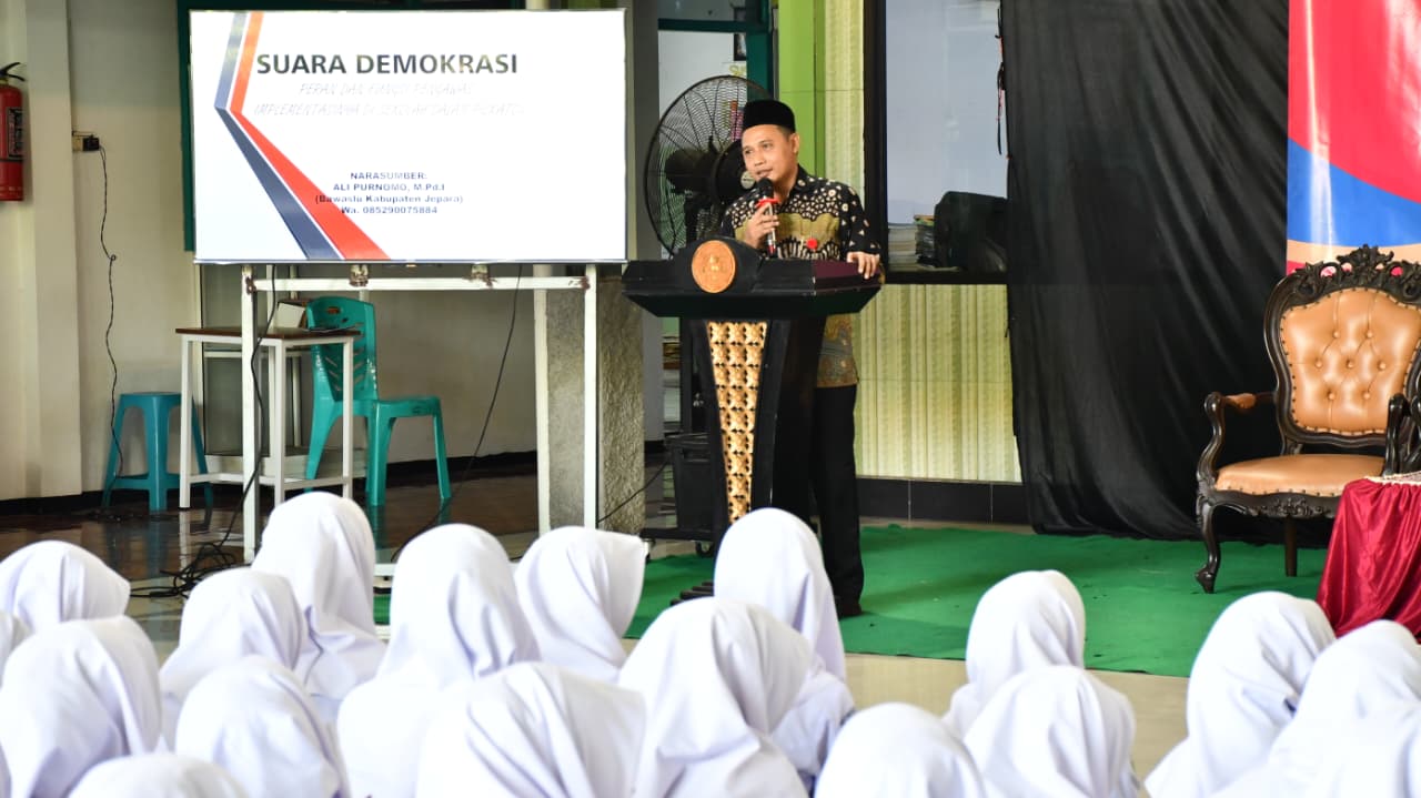Anggota Badan Pengawas Pemilu (Bawaslu) Kabupaten Jepara, Ali Purnomo, menjadi narasumber dalam kegiatan pendidikan demokrasi yang diselenggarakan di Madrasah Aliyah (MA) Matholibul Huda Mlonggo