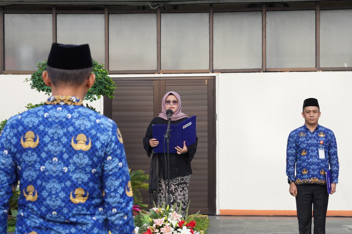 Anggota Bawaslu Lolly Suhenty saat menjadi inspektur upacara peringatan Hari Kesaktian Pancasila di Kantor Bawaslu, Rabu, (1/10/2025).