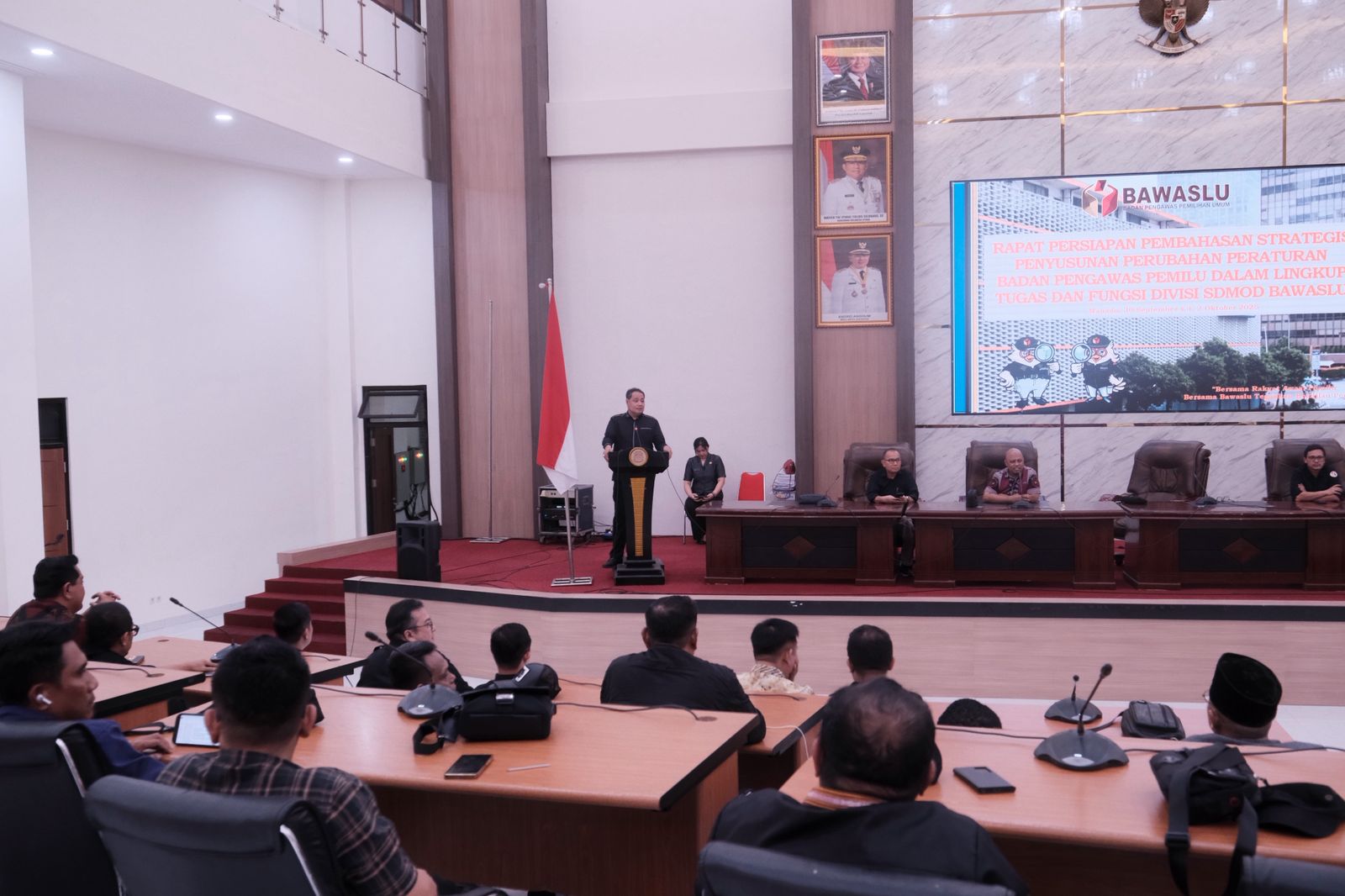 Anggota Bawaslu Herwyn JH Malonda dalam Rapat Persiapan Pembahasan Strategis Penyusunan Perubahan Peraturan Bawaslu dalam Lingkup Tugas dan Fungsi Divisi SDMOD Bawaslu di Manado, Selasa (30/9/2025).