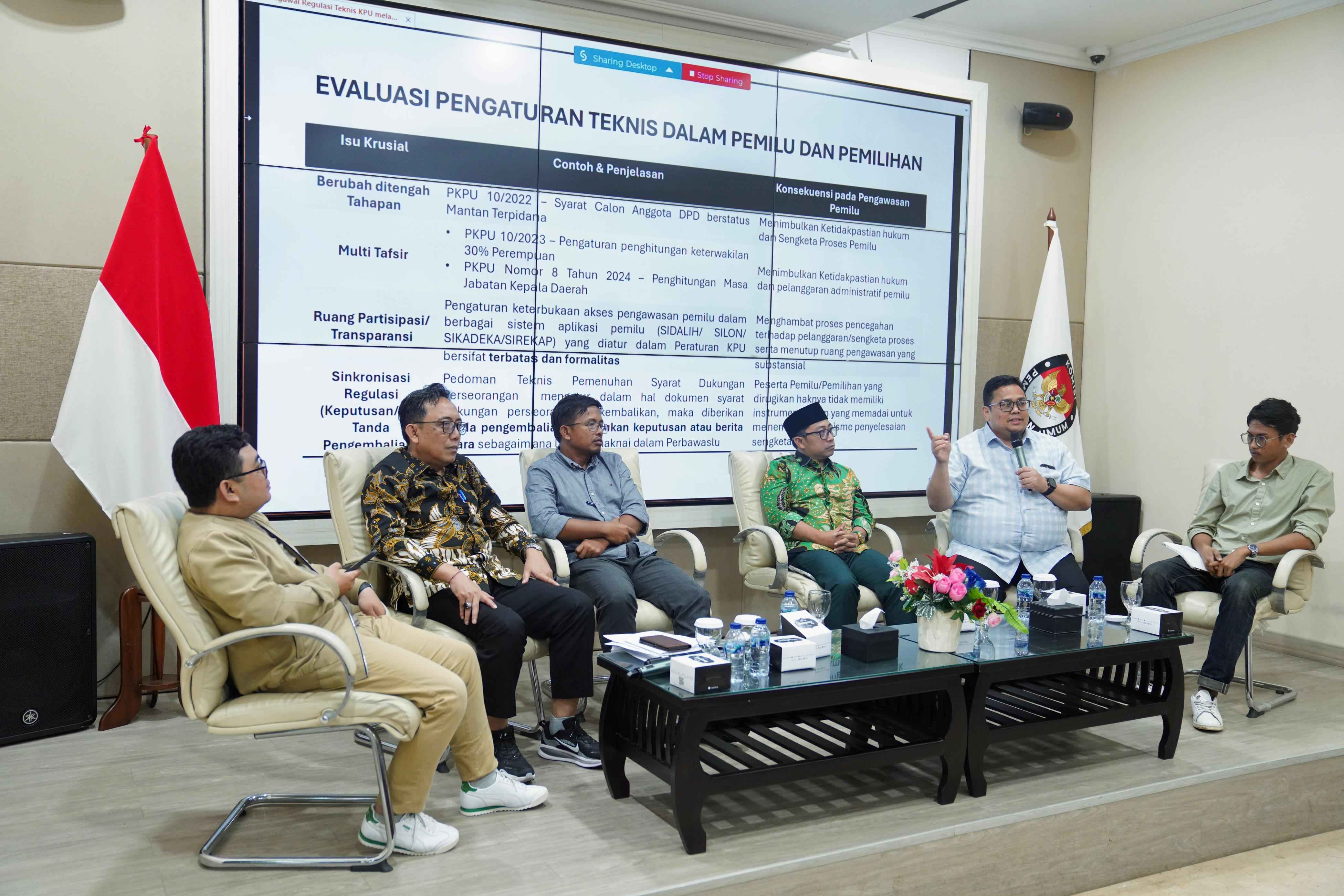 Ketua Bawaslu Rahmat Bagja (kedua dari kanan) dalam Diskusi Publik Menakar Kemandirian KPU Menyusun Regulasi Teknis di KPU RI, Rabu (2/10/2025).