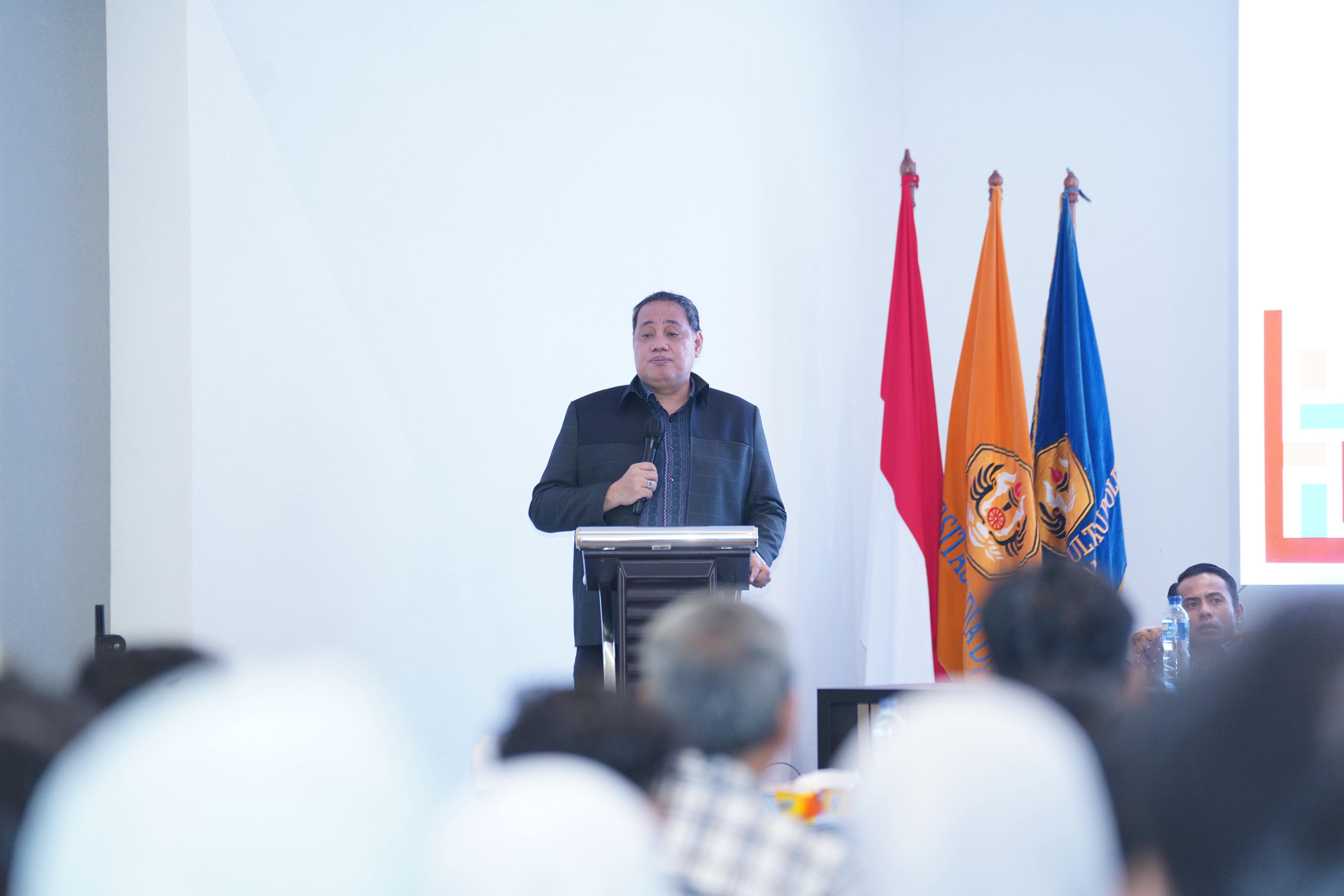 Anggota Bawaslu Herwyn JH Malonda dalam Focus Group Discussion (FGD) Evaluasi Tata Kelola Organisasi Pengawas Pemilu di Kampus Unpad, Bandung, Sabtu (4/10/2025).