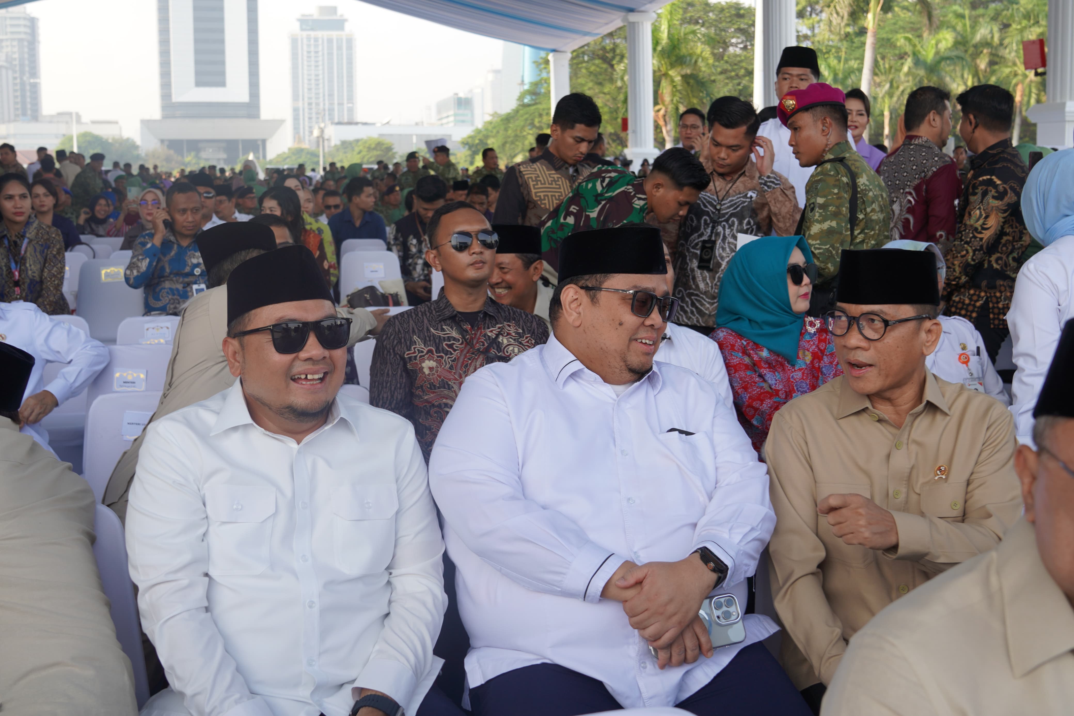 Ketua Bawaslu Rahmat Bagja (tengah) saat menghadiri upacara HUT ke-80 TNI, di Lapangan Silang Monas, Minggu (5/10/2025)
