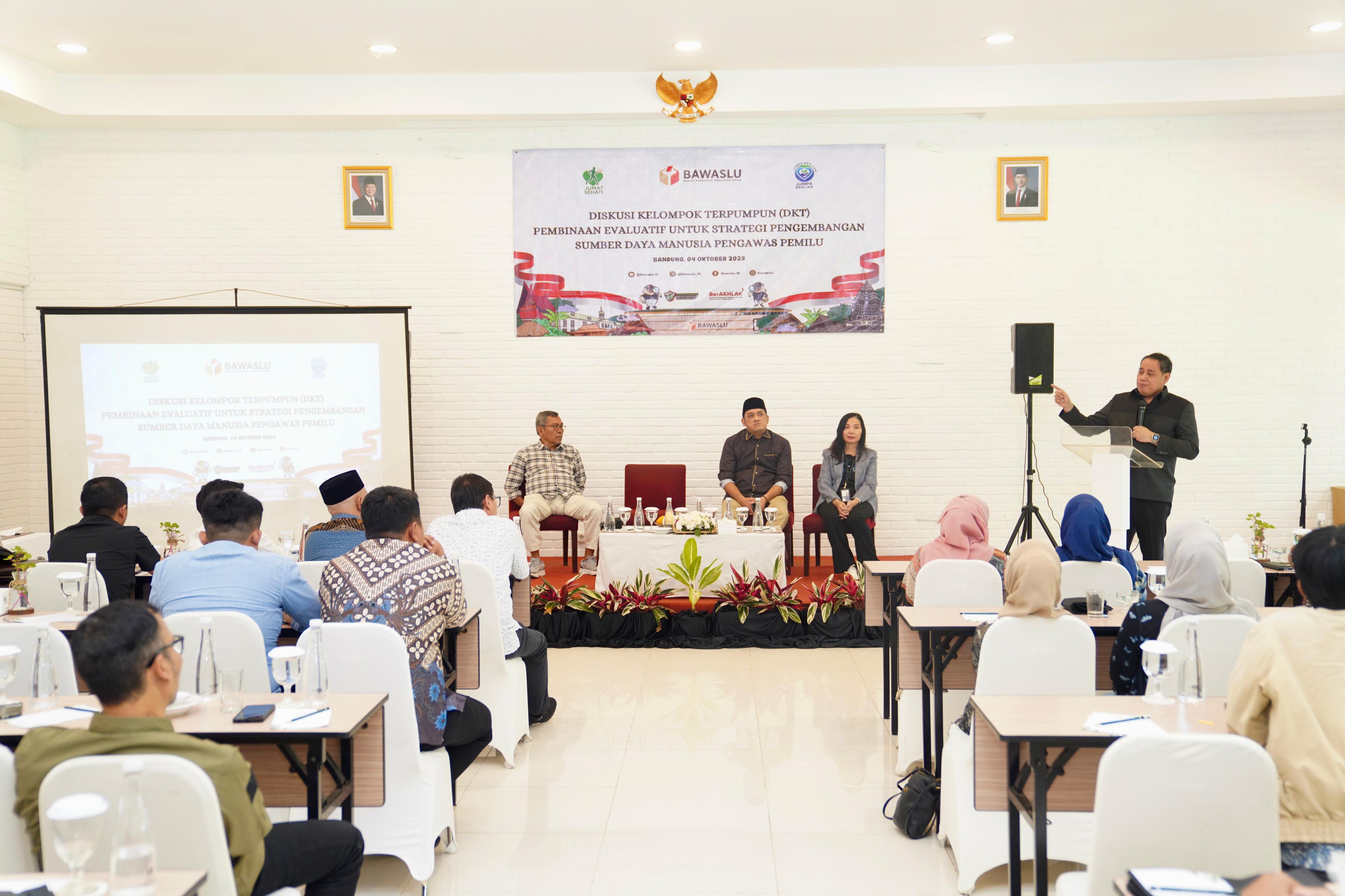 Diskusi Kelompok Terpumpun (DKT) Pembinaan Evaluatif untuk Strategi Pengembangan Sumber Daya Manusia (SDM) Pengawas Pemilu di Bandung, Sabtu (4/10/2025).