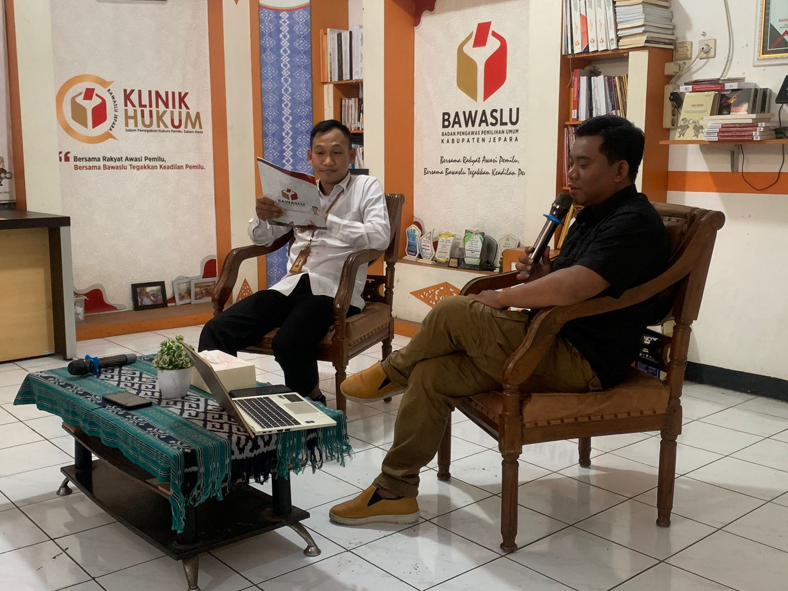 Ketua Bawaslu Jepara Sujiantoko sebagai Narasumber dalam program ATENSI (Analisis Tentang Regulasi) yang diselenggarakan Bawaslu Kabupaten Jepara