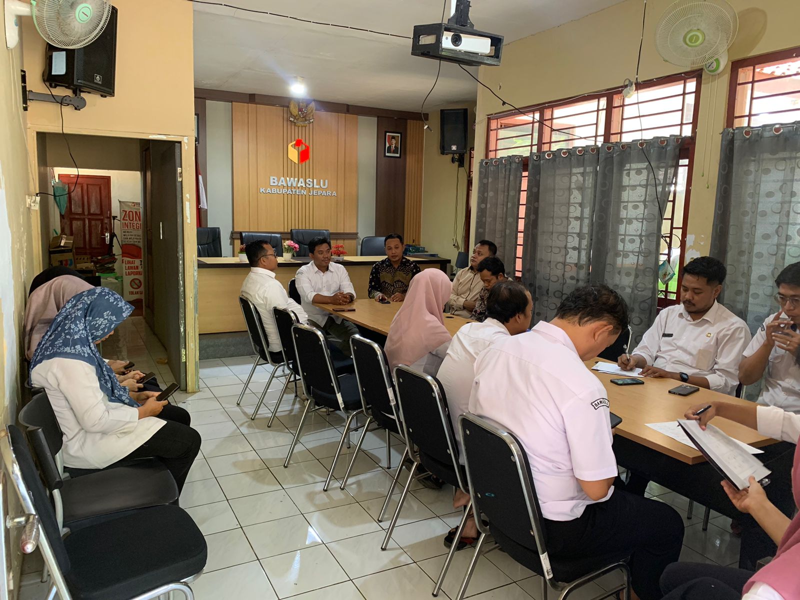 Bawaslu Kabupaten Jepara melaksanakan Rapat Evaluasi Internal Pengawasan Pemutakhiran Data Pemilih Berkelanjutan (PDPB) dan bidang Kehumasan pada Rabu siang, 8 Oktober 2025, bertempat di ruang rapat kantor Bawaslu Kabupaten Jepara