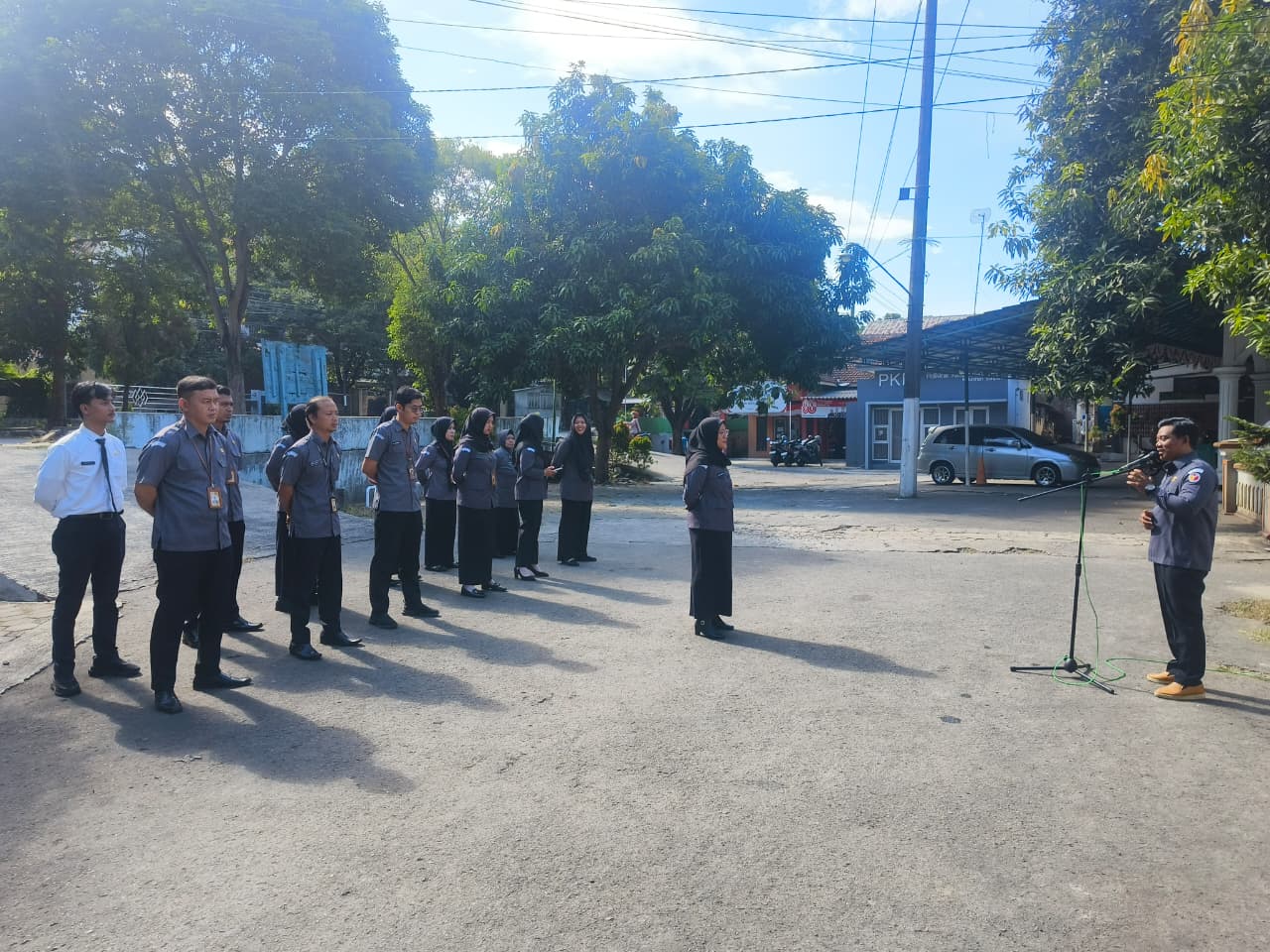 Ketua Bawaslu Jepara Sujiantoko sebagai pembina dalam apel pagi rutin bersama jajaran staf di halaman kantor Bawaslu Jepara