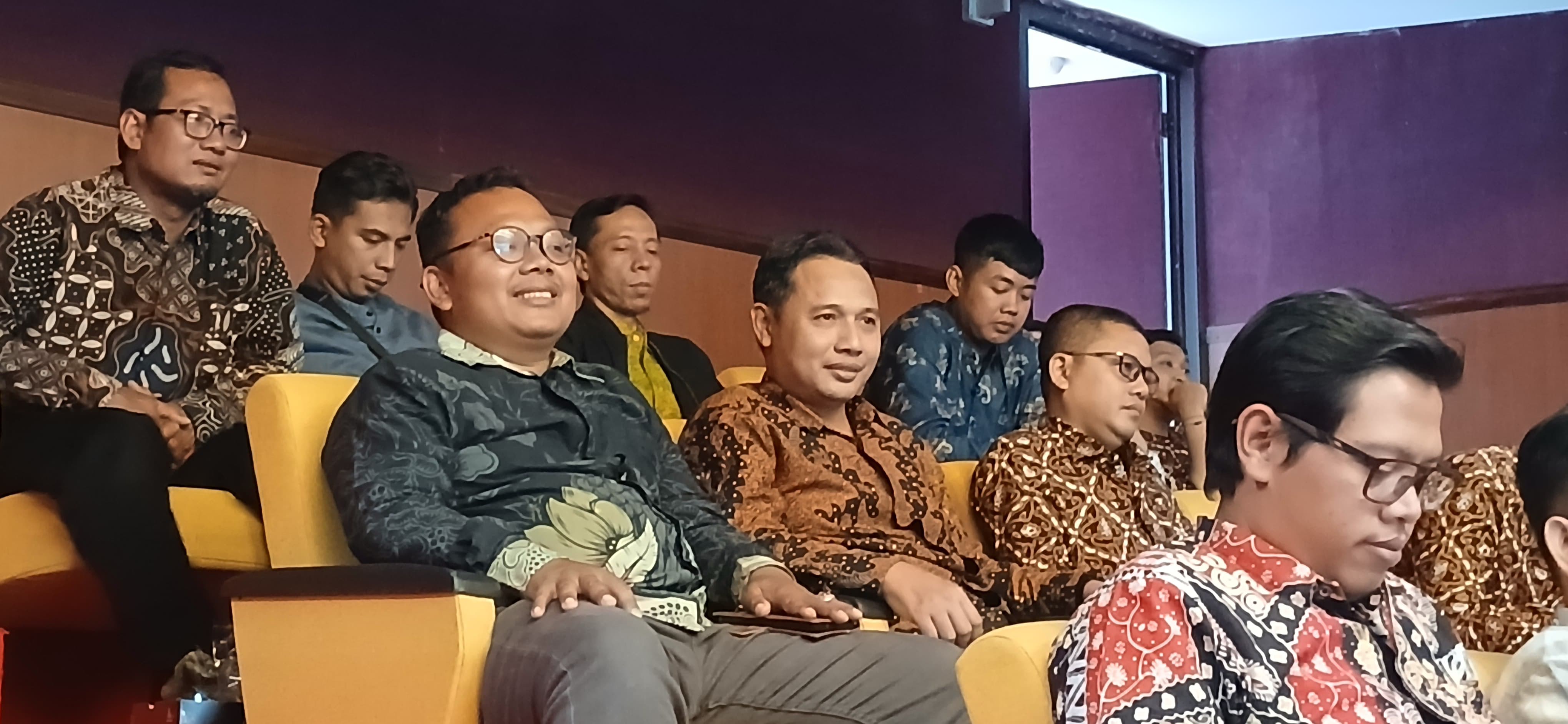 Anggota Bawaslu Kabupaten Jepara Khomaru Zaman dan Ali Purnomo mengikuti Rapat Koordinasi Optimalisasi Penguatan Kelembagaan dalam Pengawasan Partisipatif bersama Mitra Strategis serta Tata Kelola Informasi dan Dokumentasi
