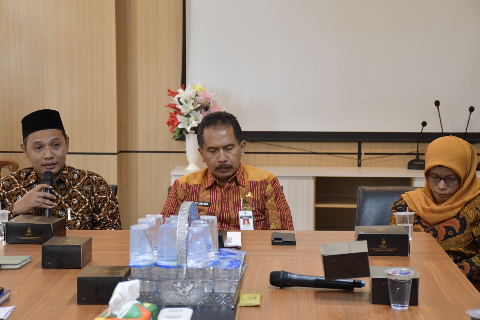 Bawaslu Kabupaten Jepara bersama KPU Kabupten Jepara melakukan koordinasi dengan Dinas Kependudukan dan Pencatatan Sipil (Disdukcapil) Kabupaten Jepara terkait validasi data pemilih tidak padan dalam Daftar Pemilih Berkelanjutan