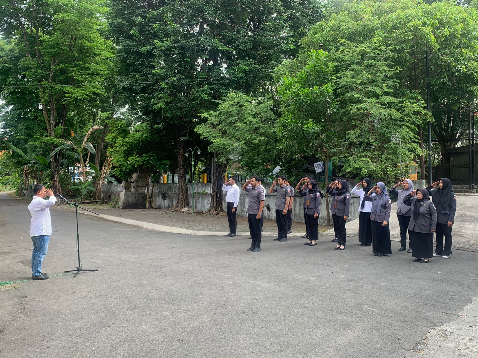 Anggota Bawaslu Jepara Shohibul Habib sebagai pembina dalam apel pagi rutin bersama jajaran staf di halaman kantor Bawaslu Jepara