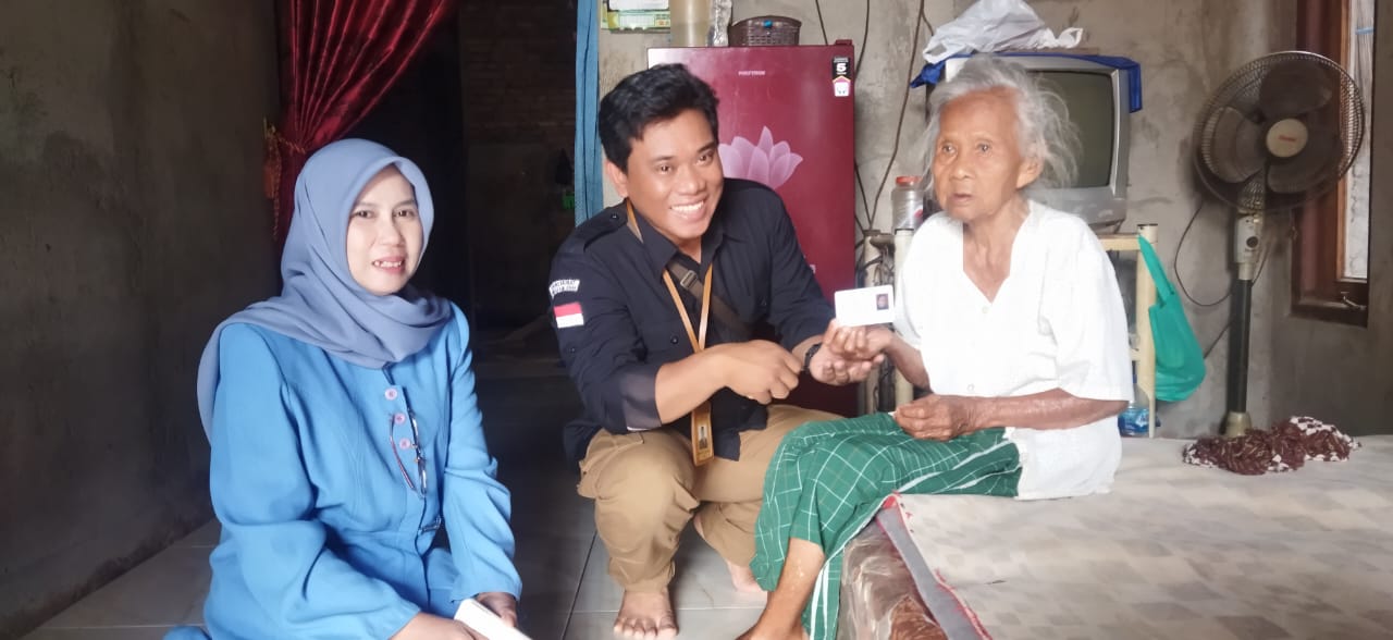 Ketua Bawaslu Jepara Sujiantoko dan anggota KPU Jepara Siti Suryani, beserta staf sekretariat KPU Jepara dan Bawaslu Jepara melaksanakan pengawasan terhadap proses Coklit Terbatas di Kecamatan Welahan