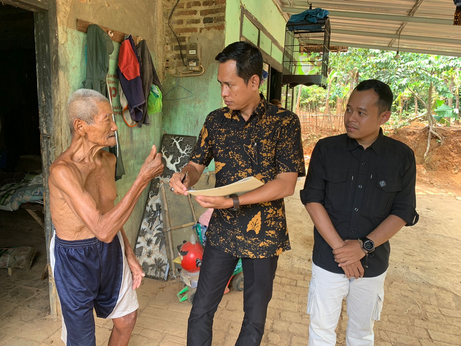 Anggota Bawaslu Jepara Khoirul Abidin dan anggota KPU Jepara Haris Budiawan, beserta staf sekretariat KPU Jepara dan Bawaslu Jepara melaksanakan pengawasan terhadap proses Coklit Terbatas di Kecamatan Mayong.